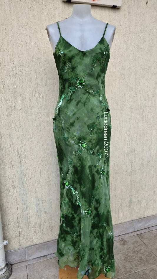 Robe verte brodée de perles et sequins