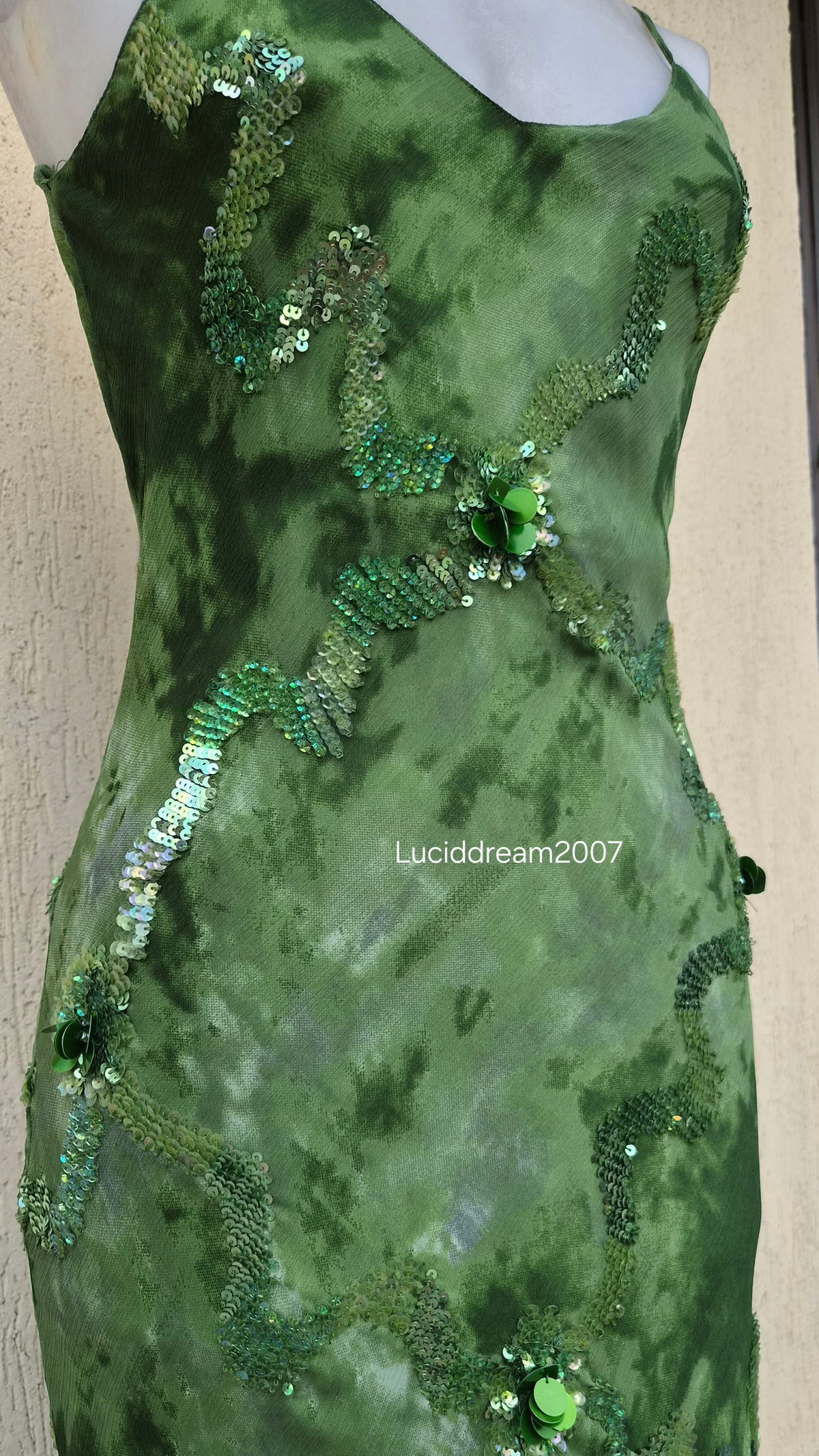 Robe verte brodée de perles et sequins