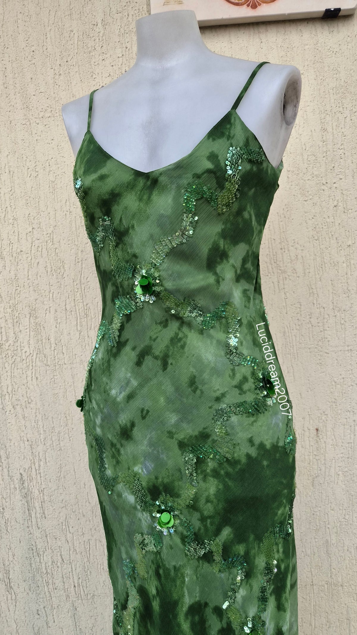 Robe verte brodée de perles et sequins