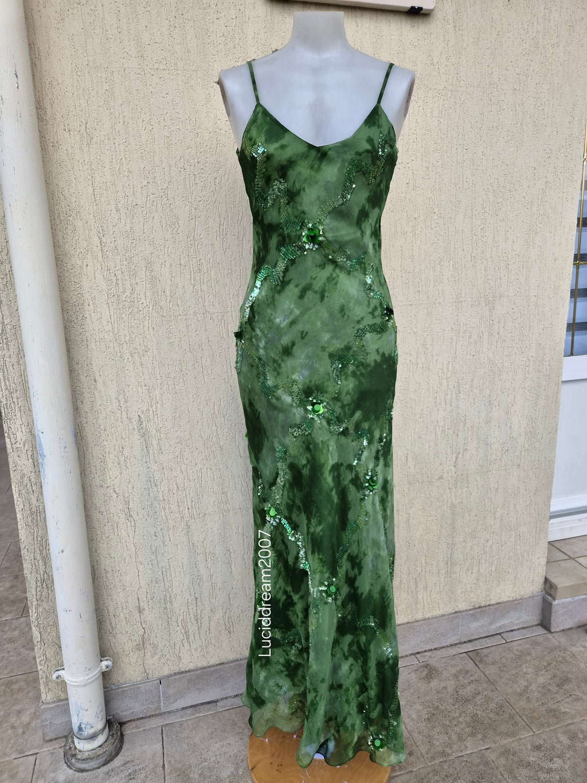 Robe verte brodée de perles et sequins