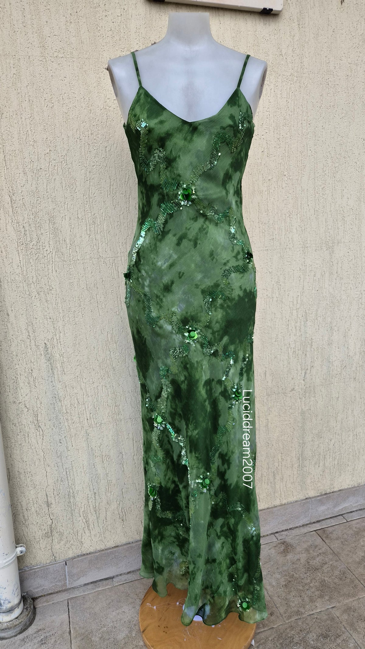 Robe verte brodée de perles et sequins