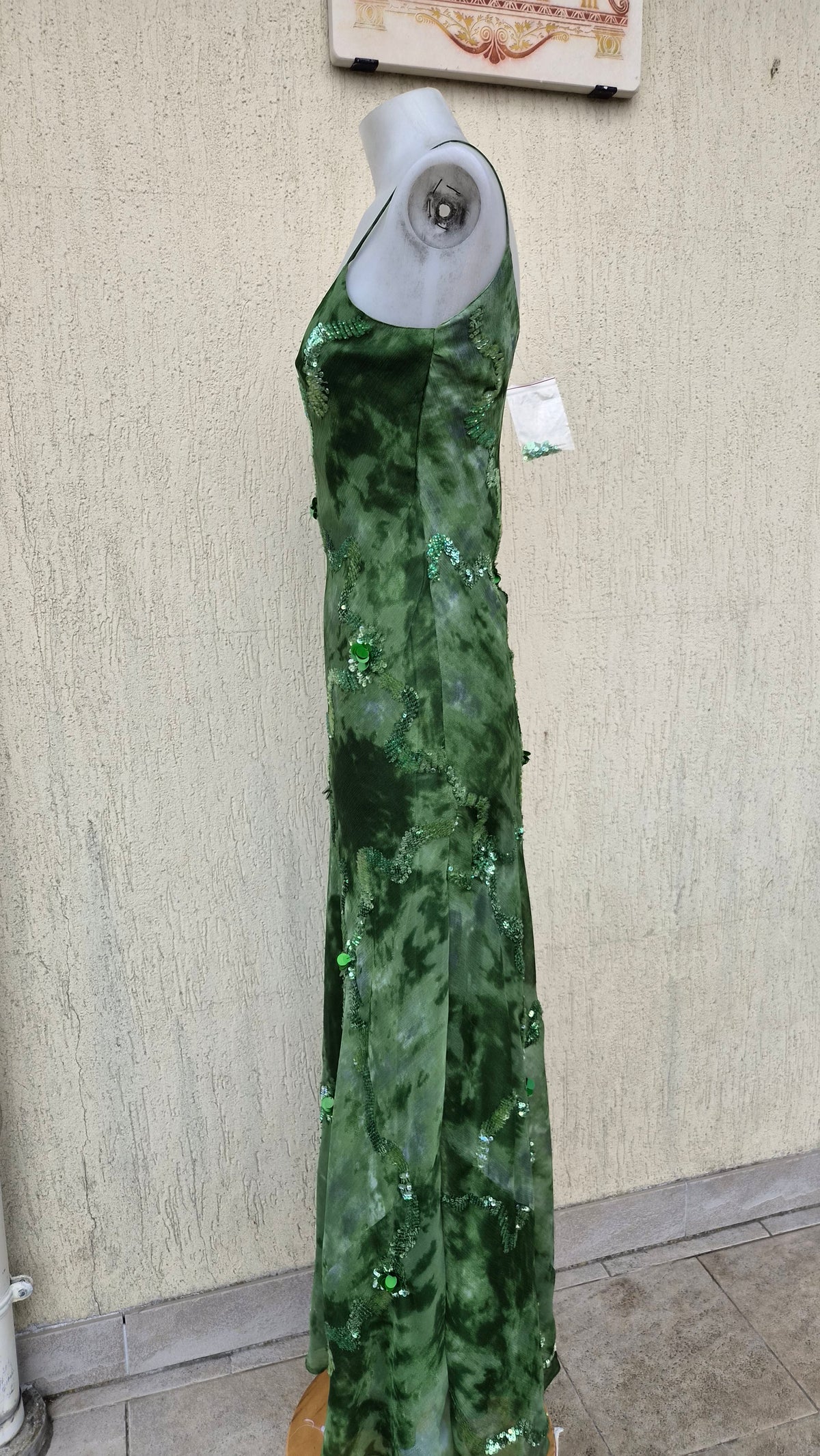 Robe verte brodée de perles et sequins