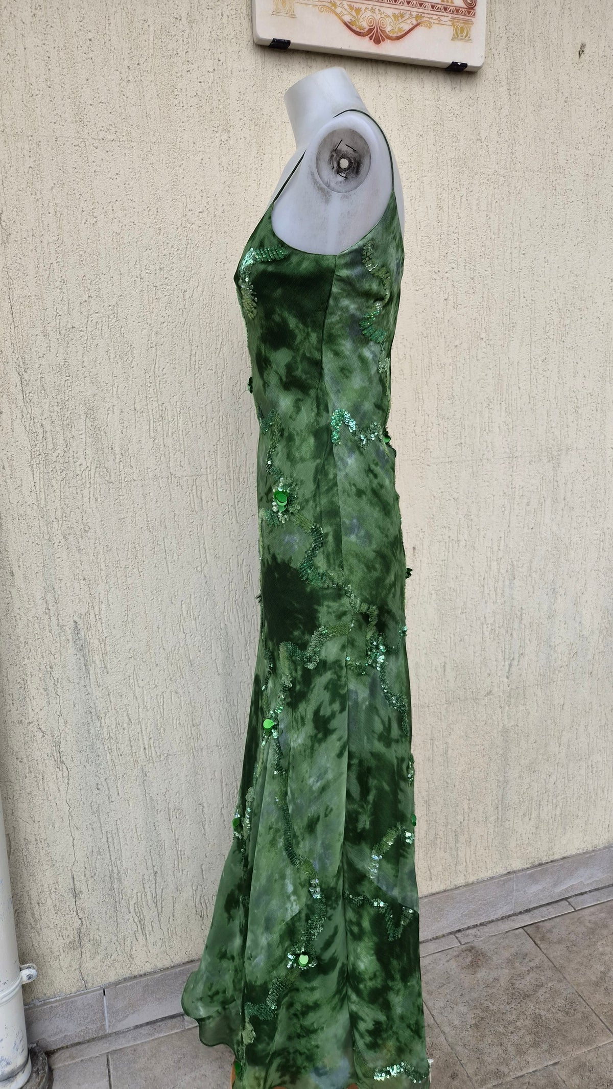 Robe verte brodée de perles et sequins
