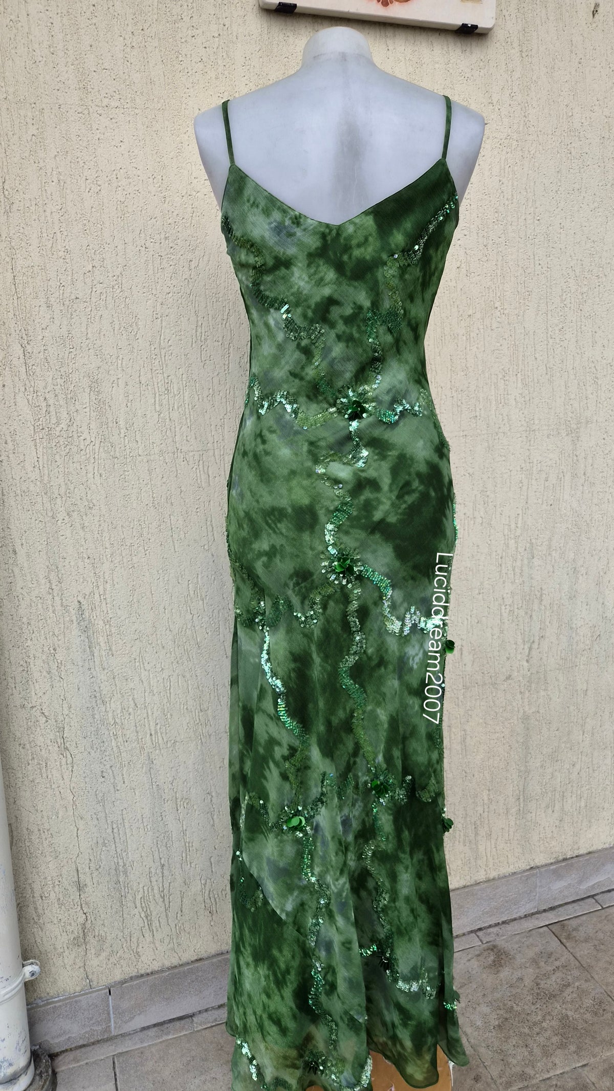 Robe verte brodée de perles et sequins