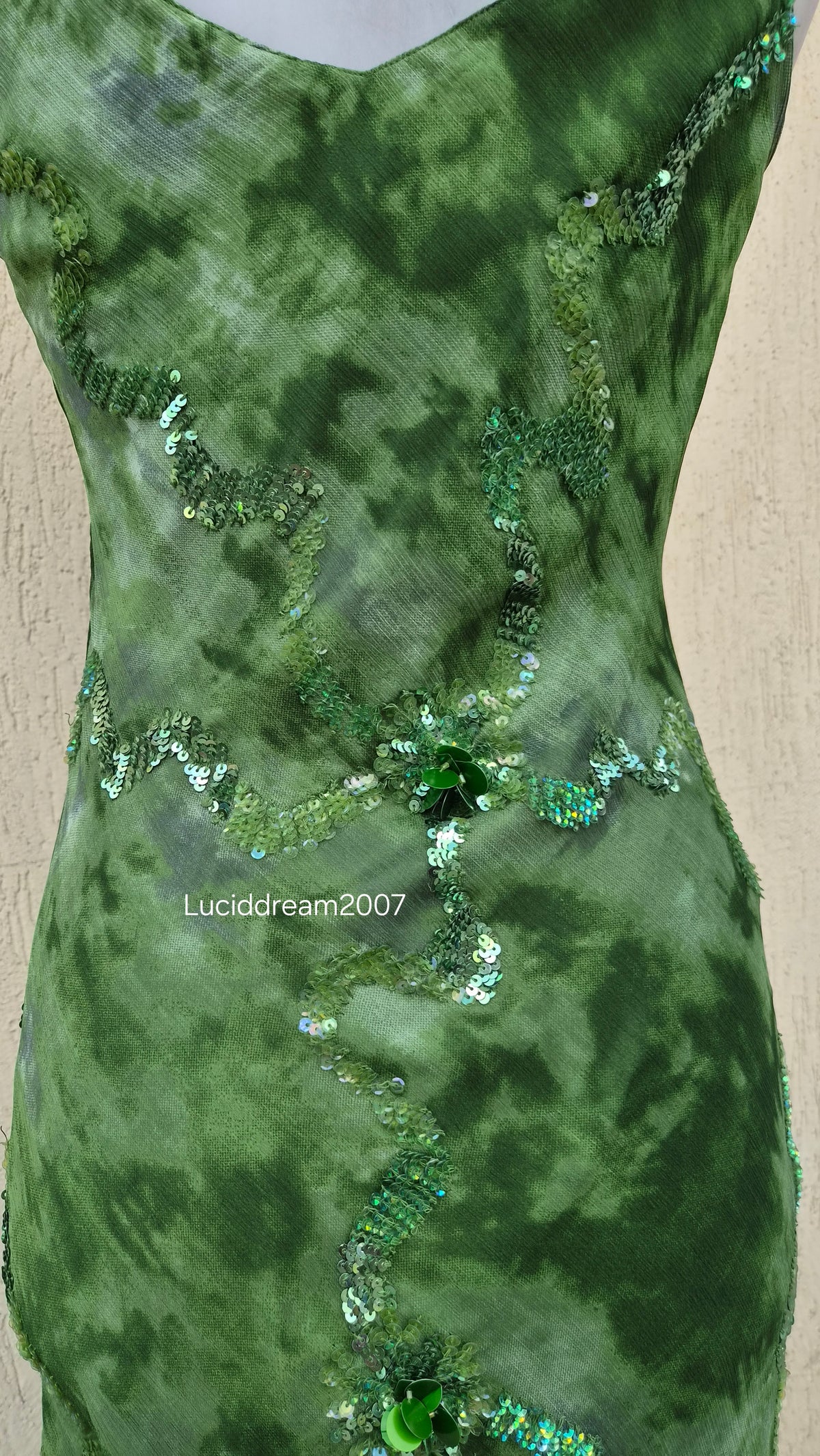 Robe verte brodée de perles et sequins