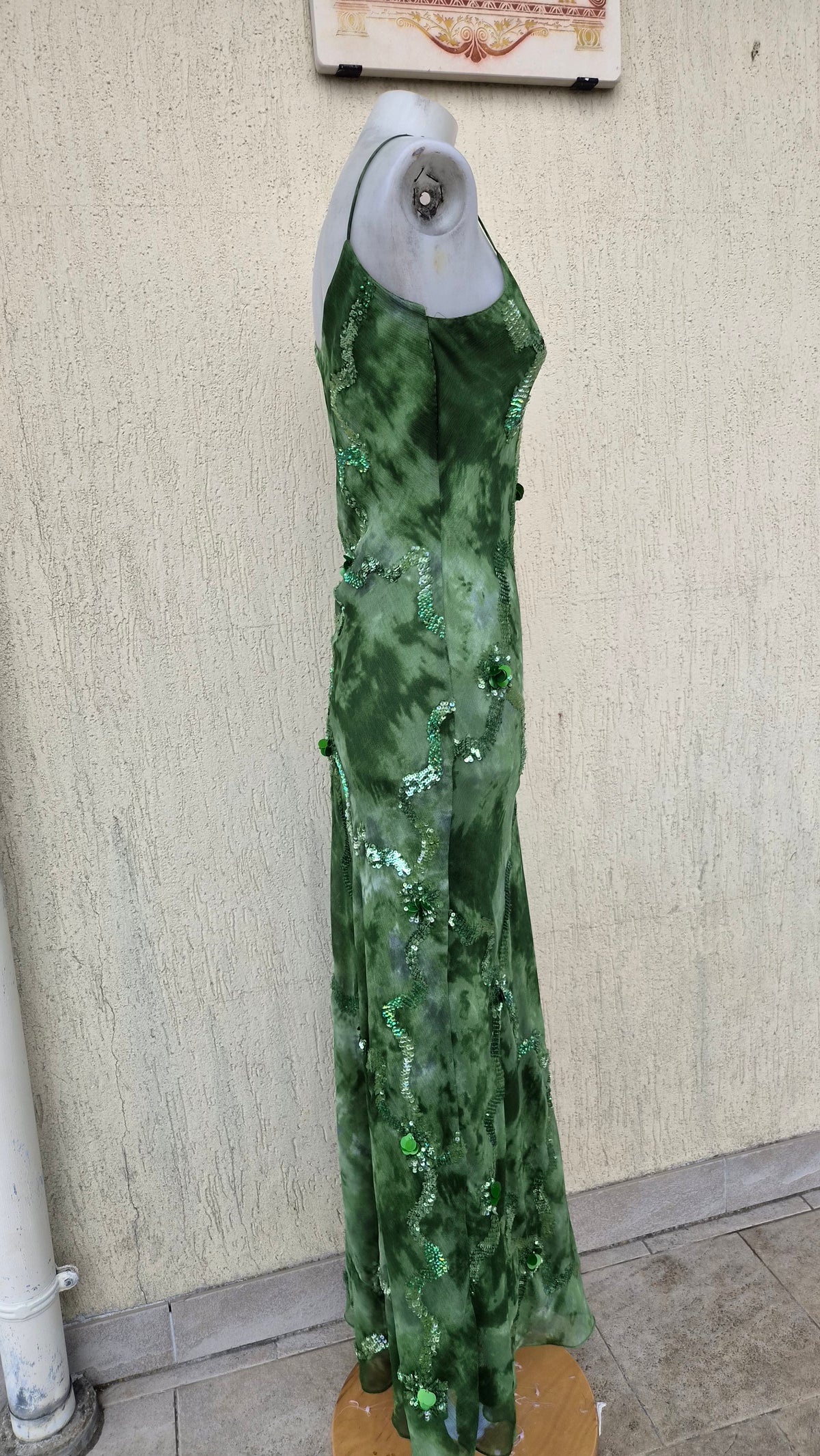 Robe verte brodée de perles et sequins