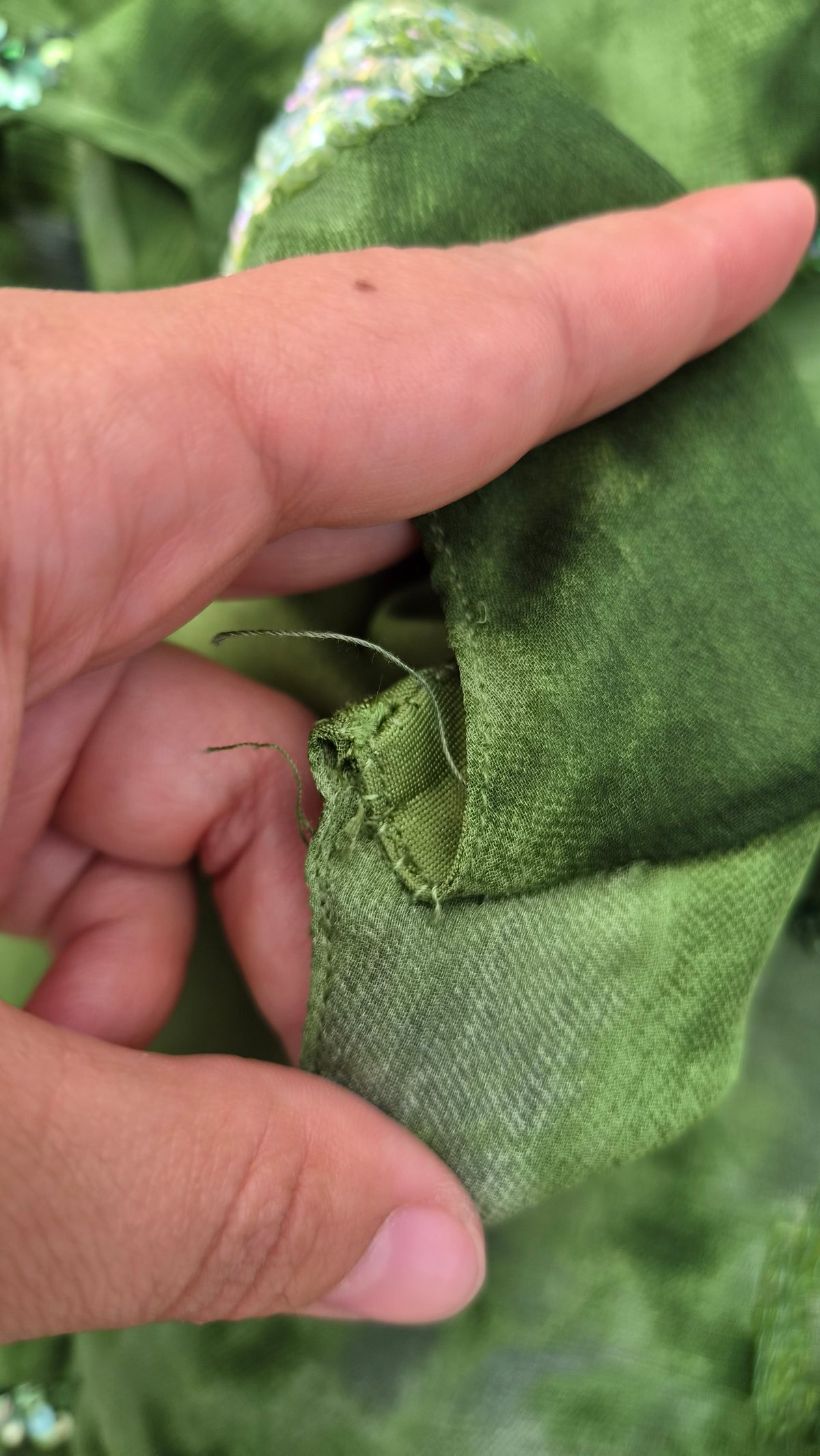 Robe verte brodée de perles et sequins