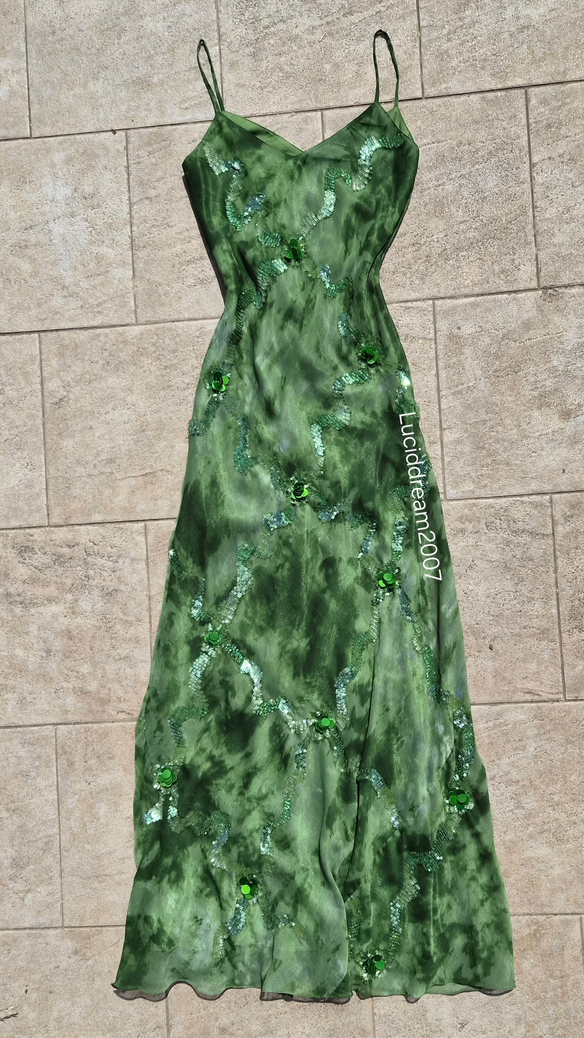 Robe verte brodée de perles et sequins