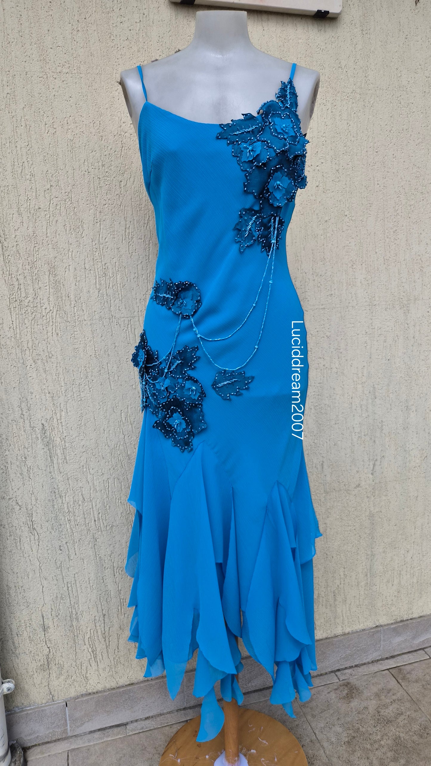 Robe asymétrique bleue brodée