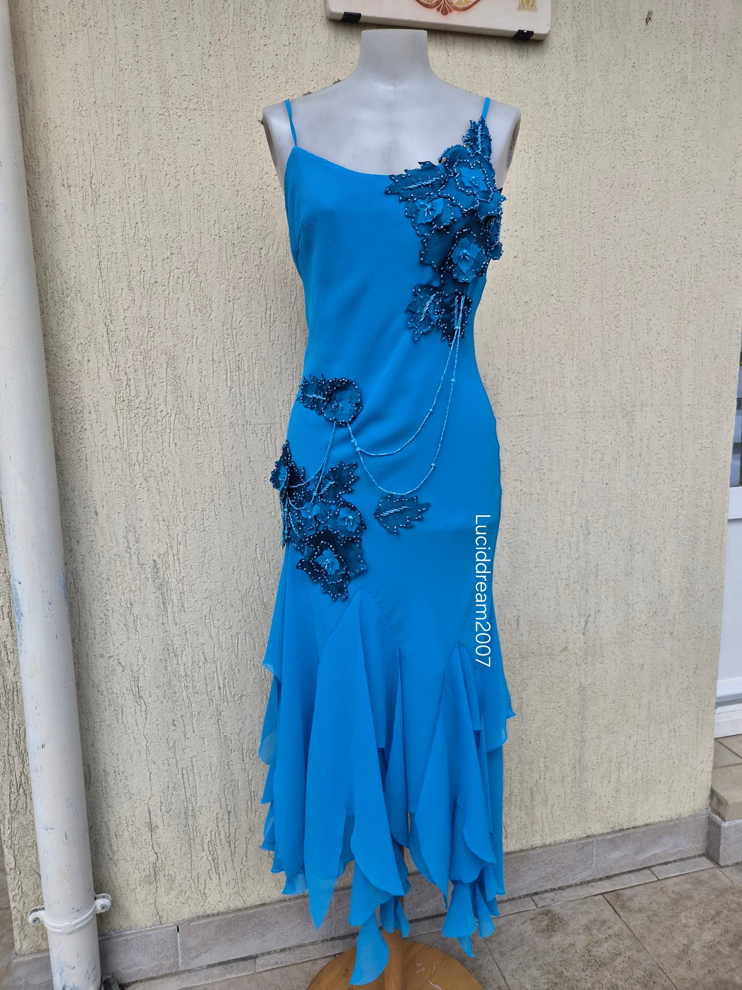 Robe asymétrique bleue brodée