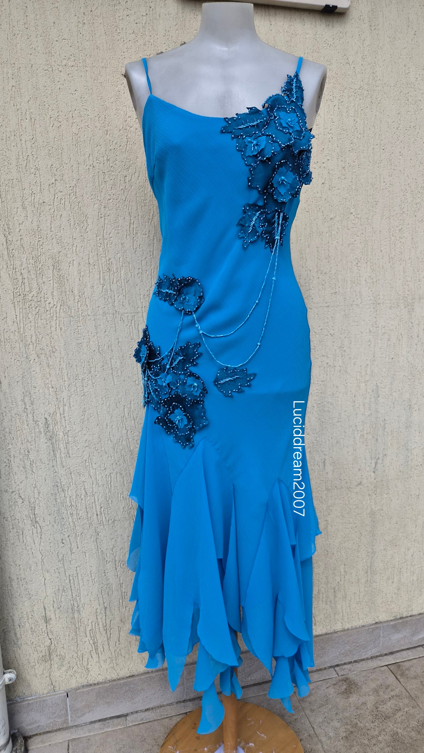 Robe asymétrique bleue brodée