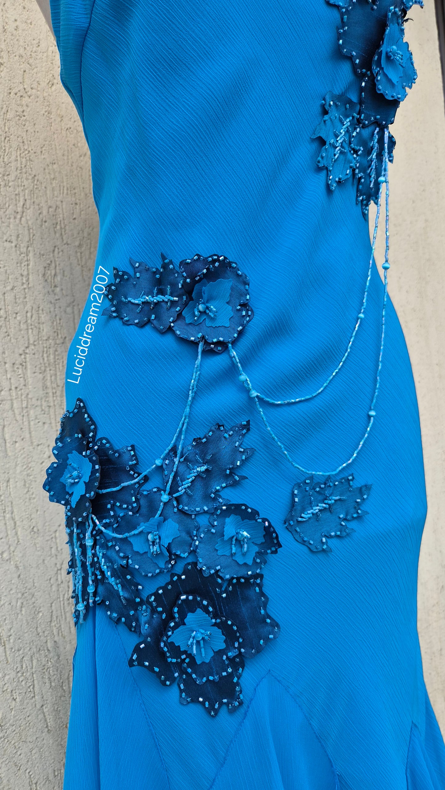 Robe asymétrique bleue brodée