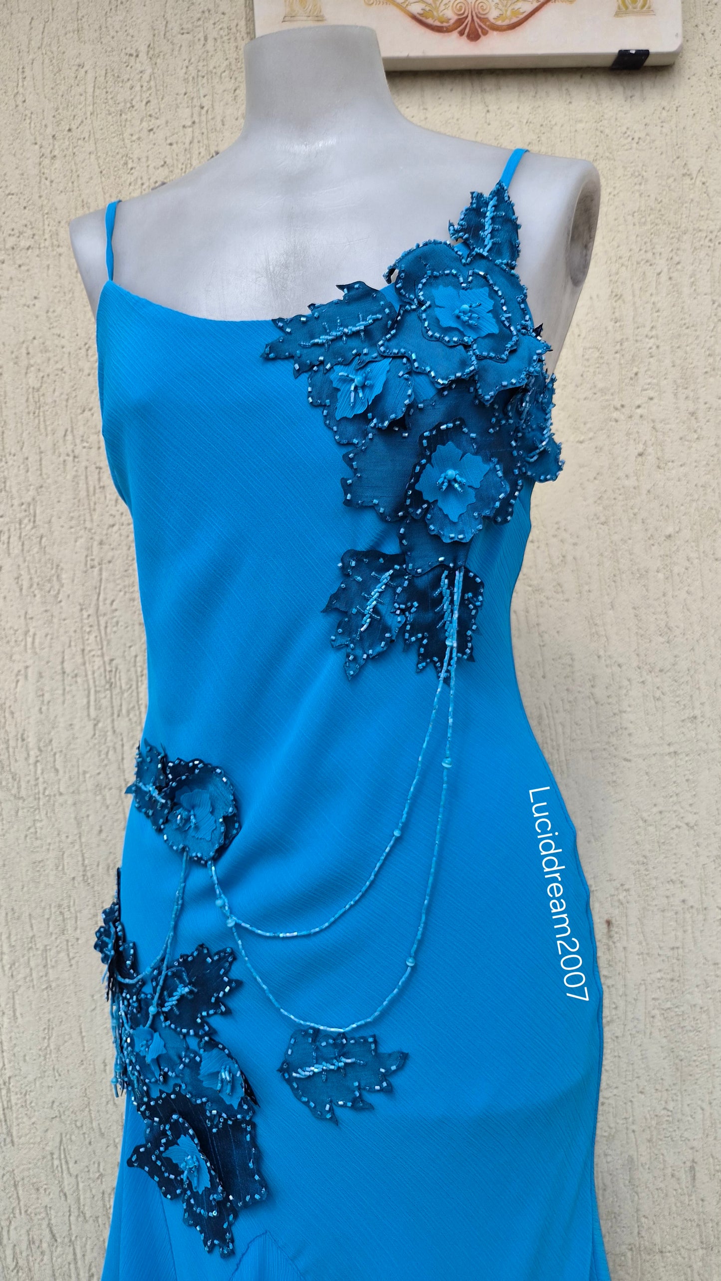 Robe asymétrique bleue brodée
