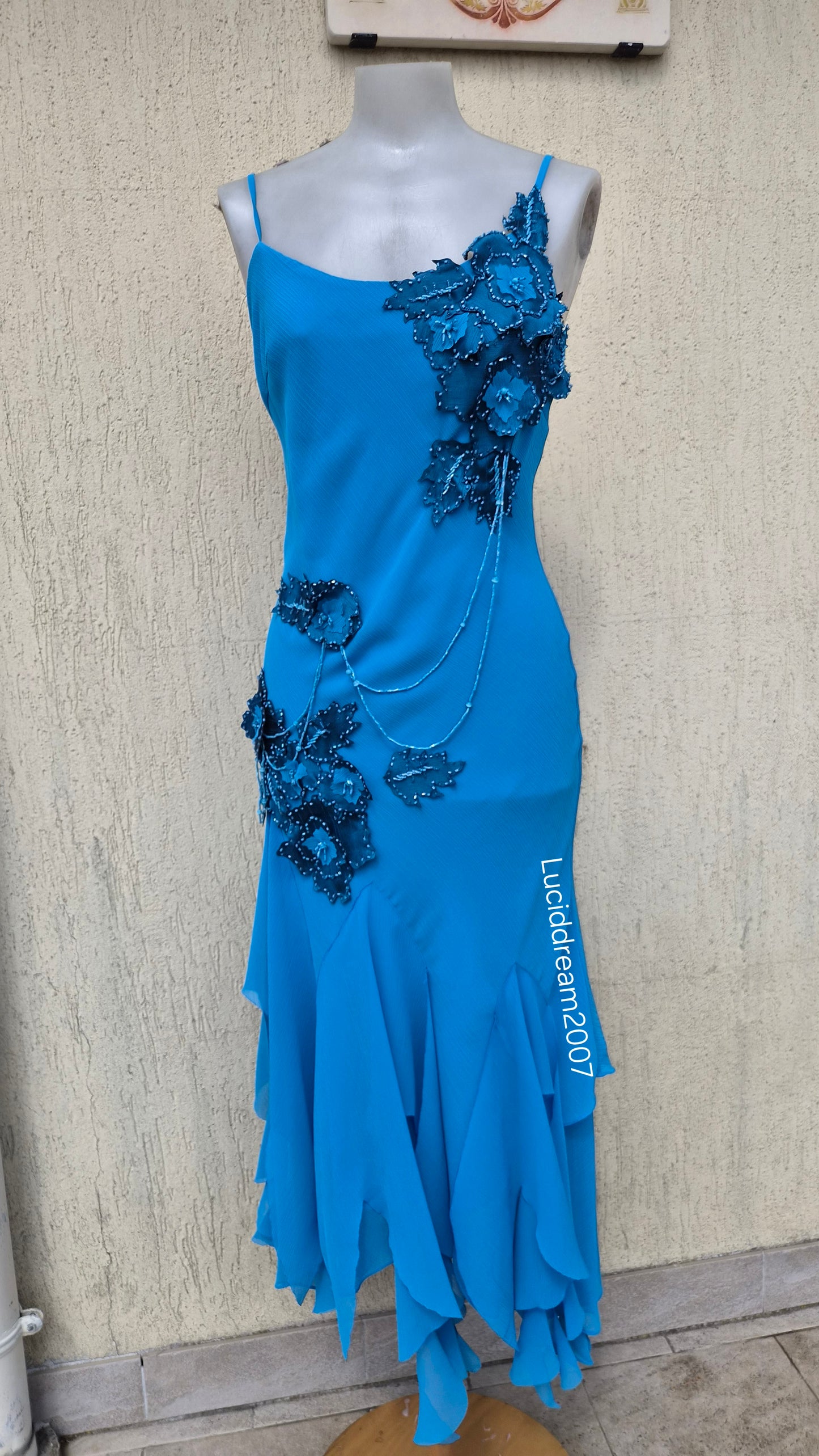 Robe asymétrique bleue brodée
