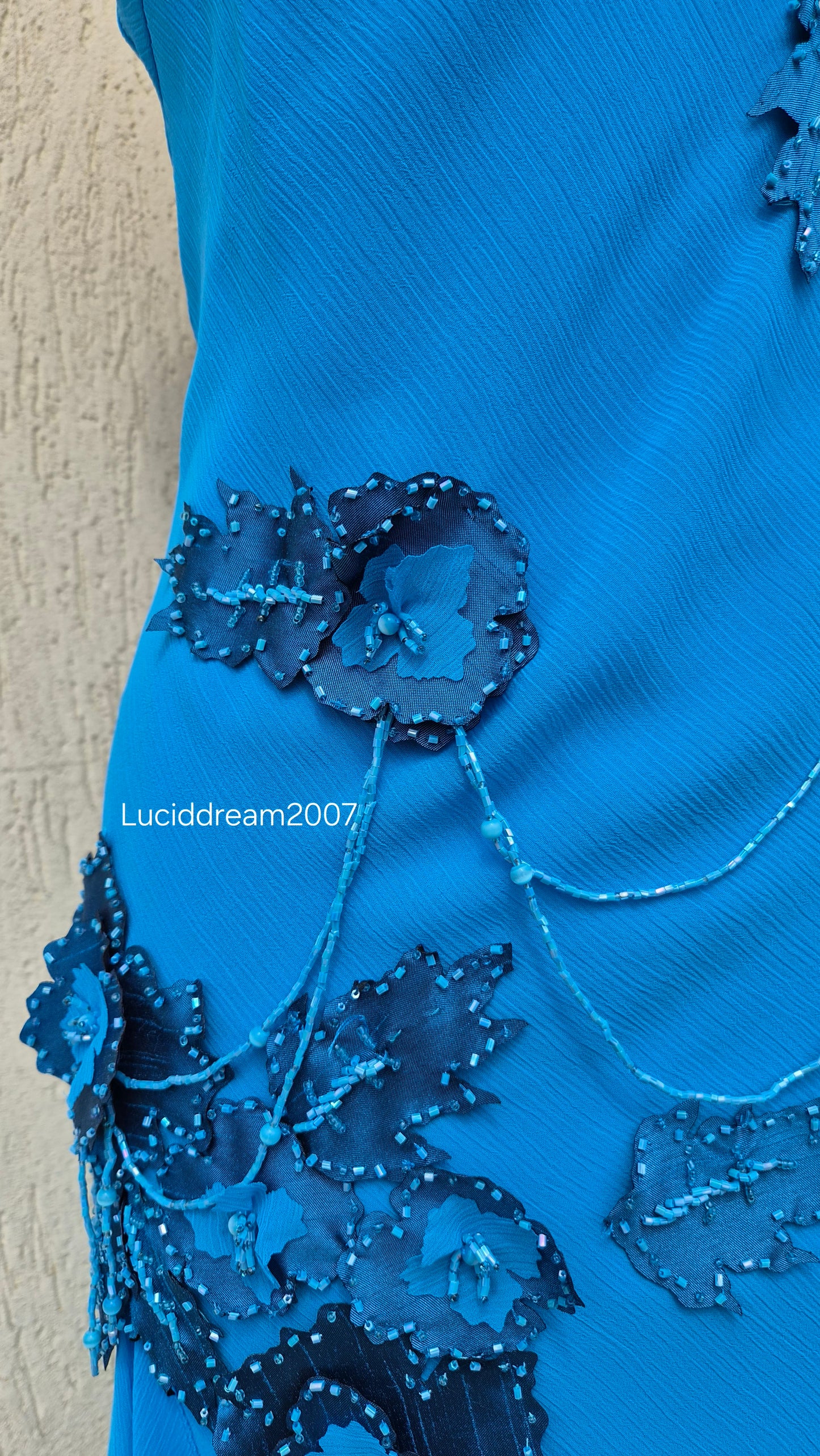 Robe asymétrique bleue brodée