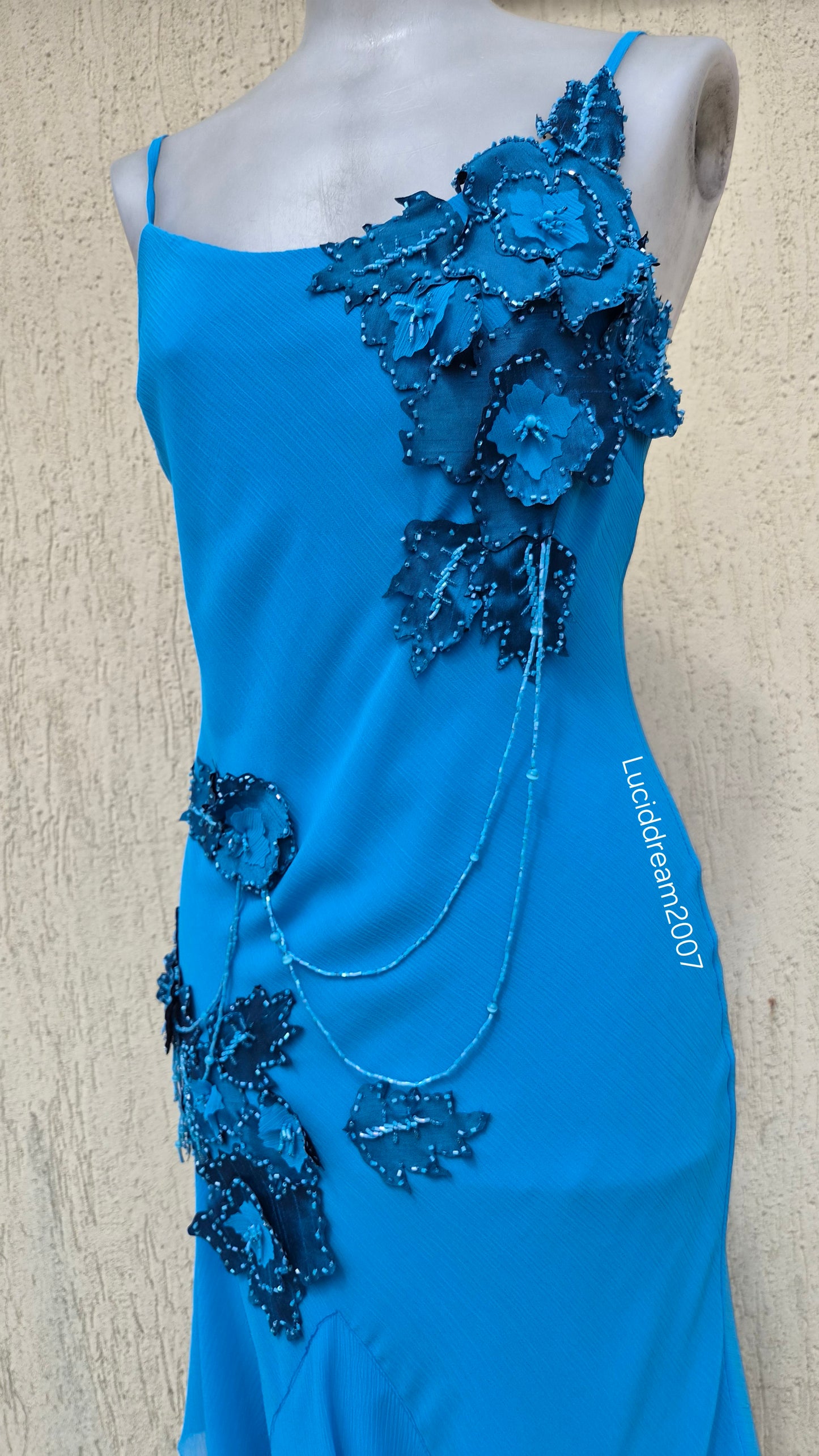 Robe asymétrique bleue brodée