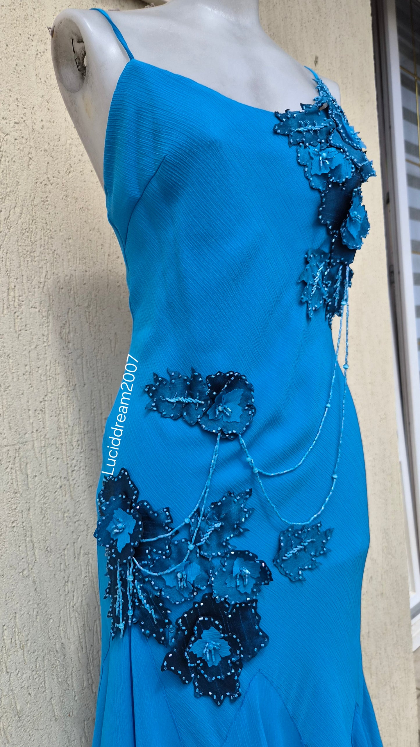 Robe asymétrique bleue brodée