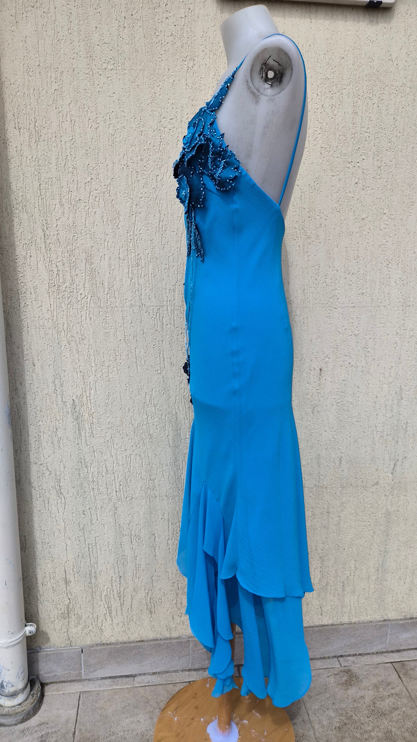 Robe asymétrique bleue brodée