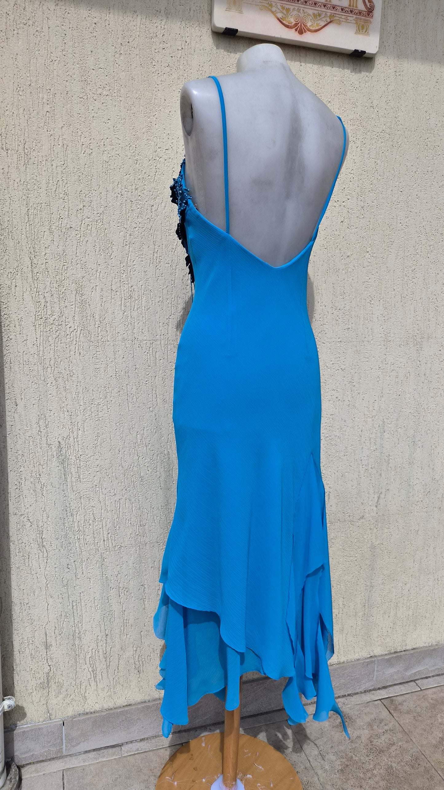 Robe asymétrique bleue brodée