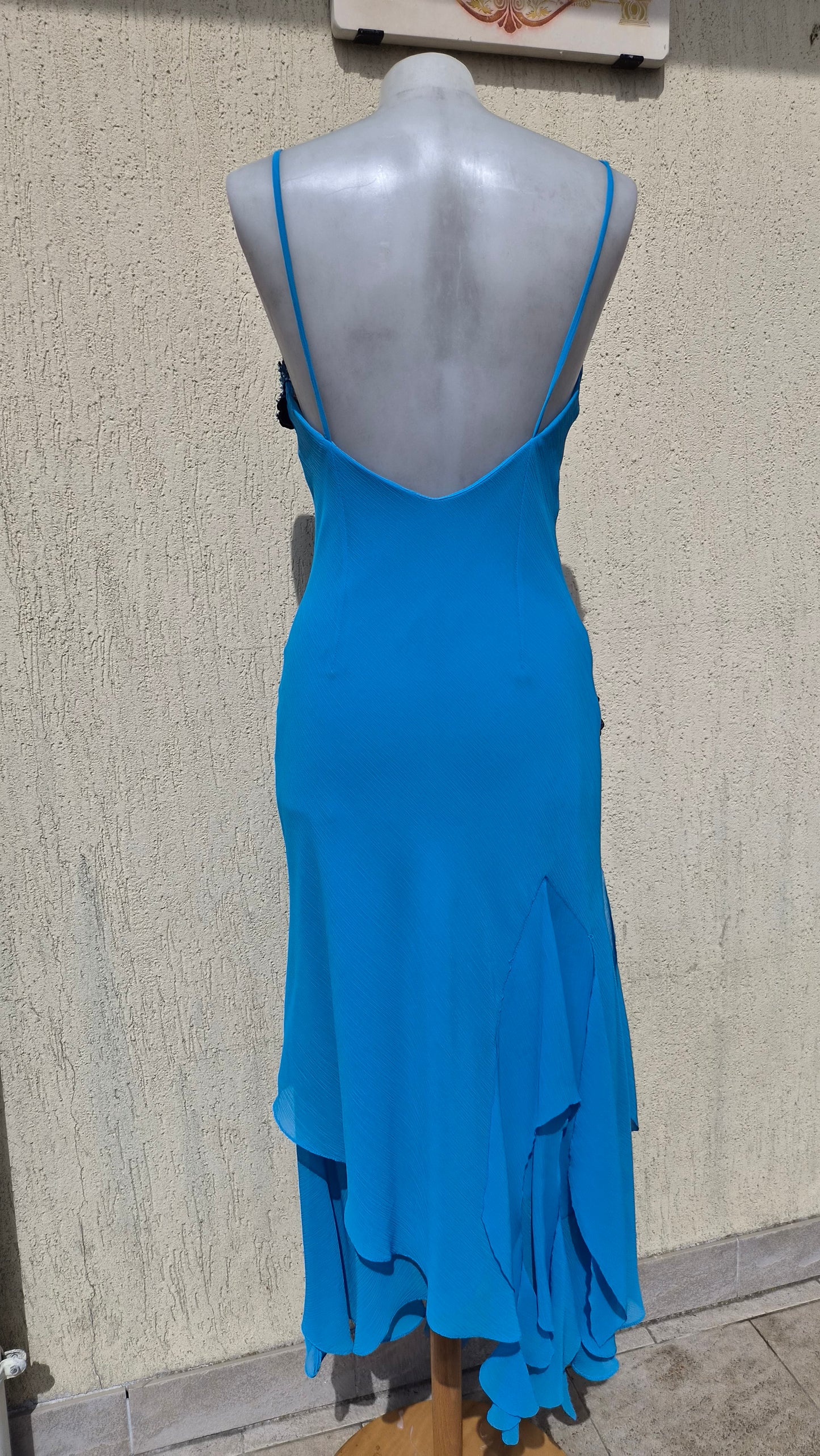 Robe asymétrique bleue brodée