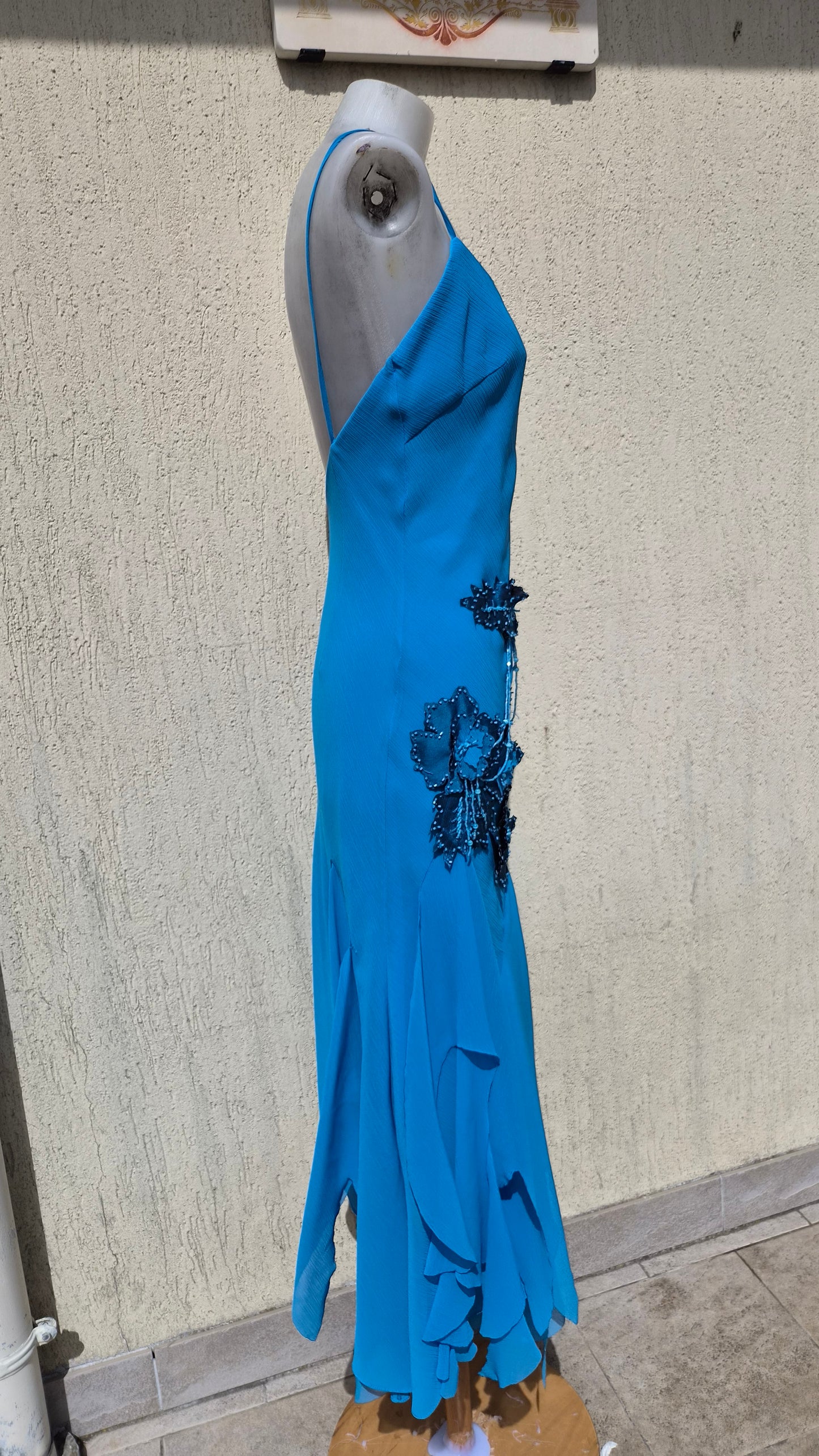 Robe asymétrique bleue brodée
