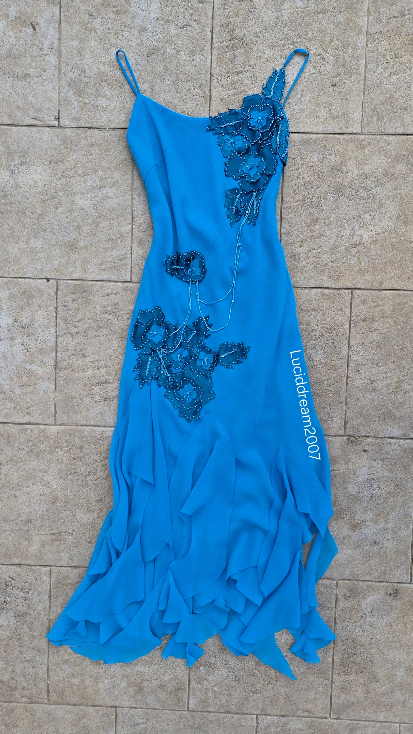 Robe asymétrique bleue brodée