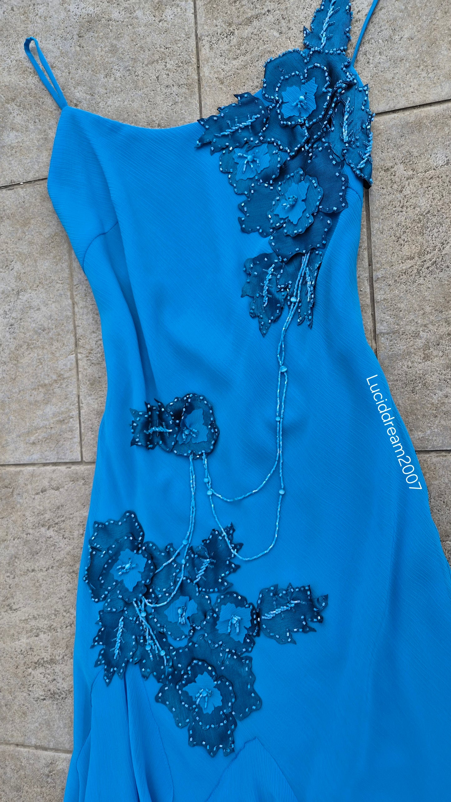 Robe asymétrique bleue brodée