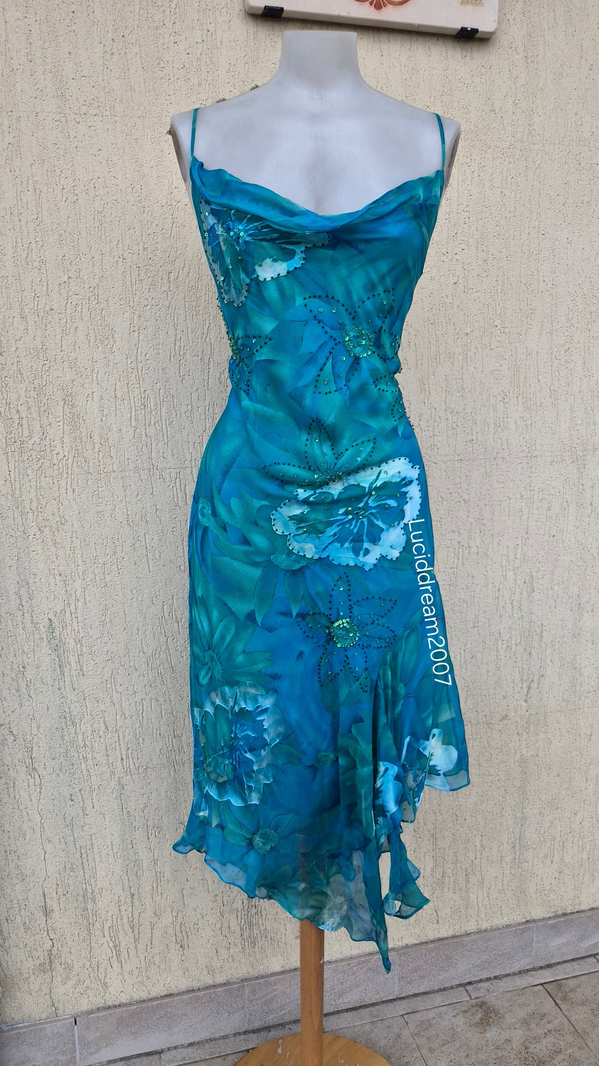 Robe en soie bleue brodée