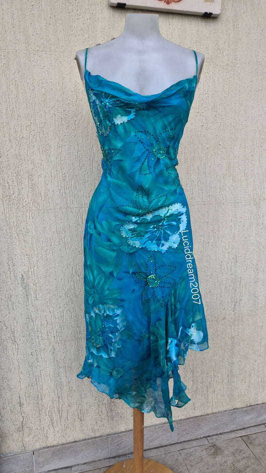 Robe en soie bleue brodée