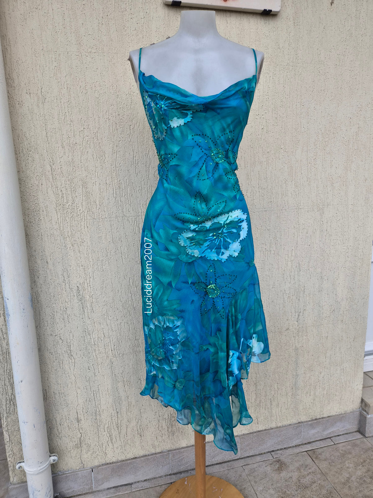 Robe en soie bleue brodée