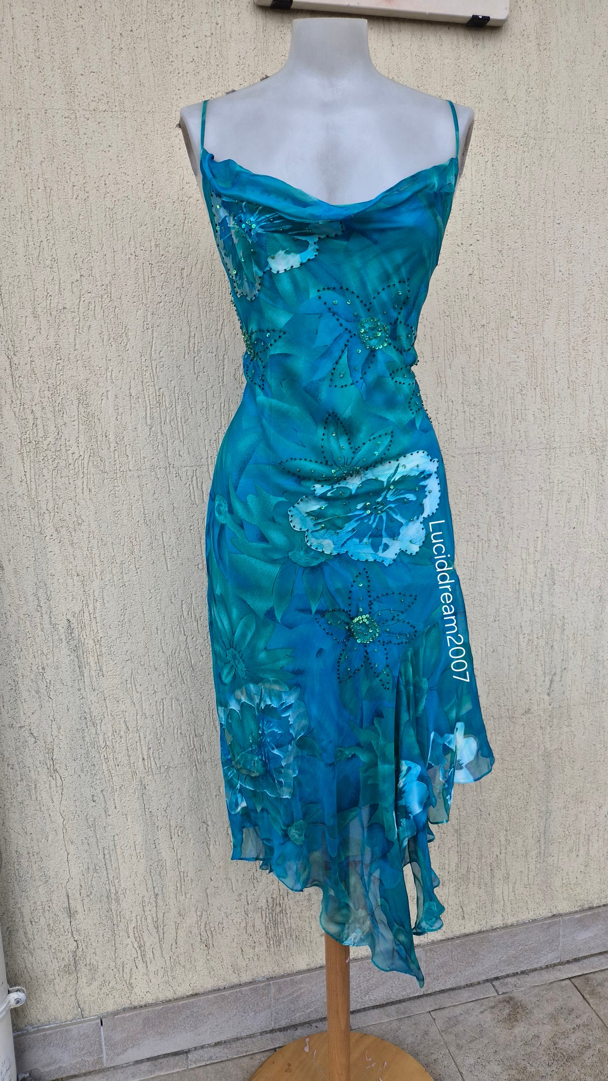 Robe en soie bleue brodée