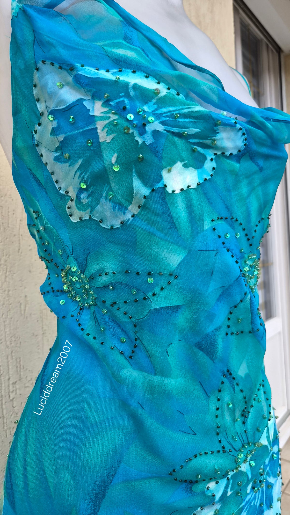 Robe en soie bleue brodée