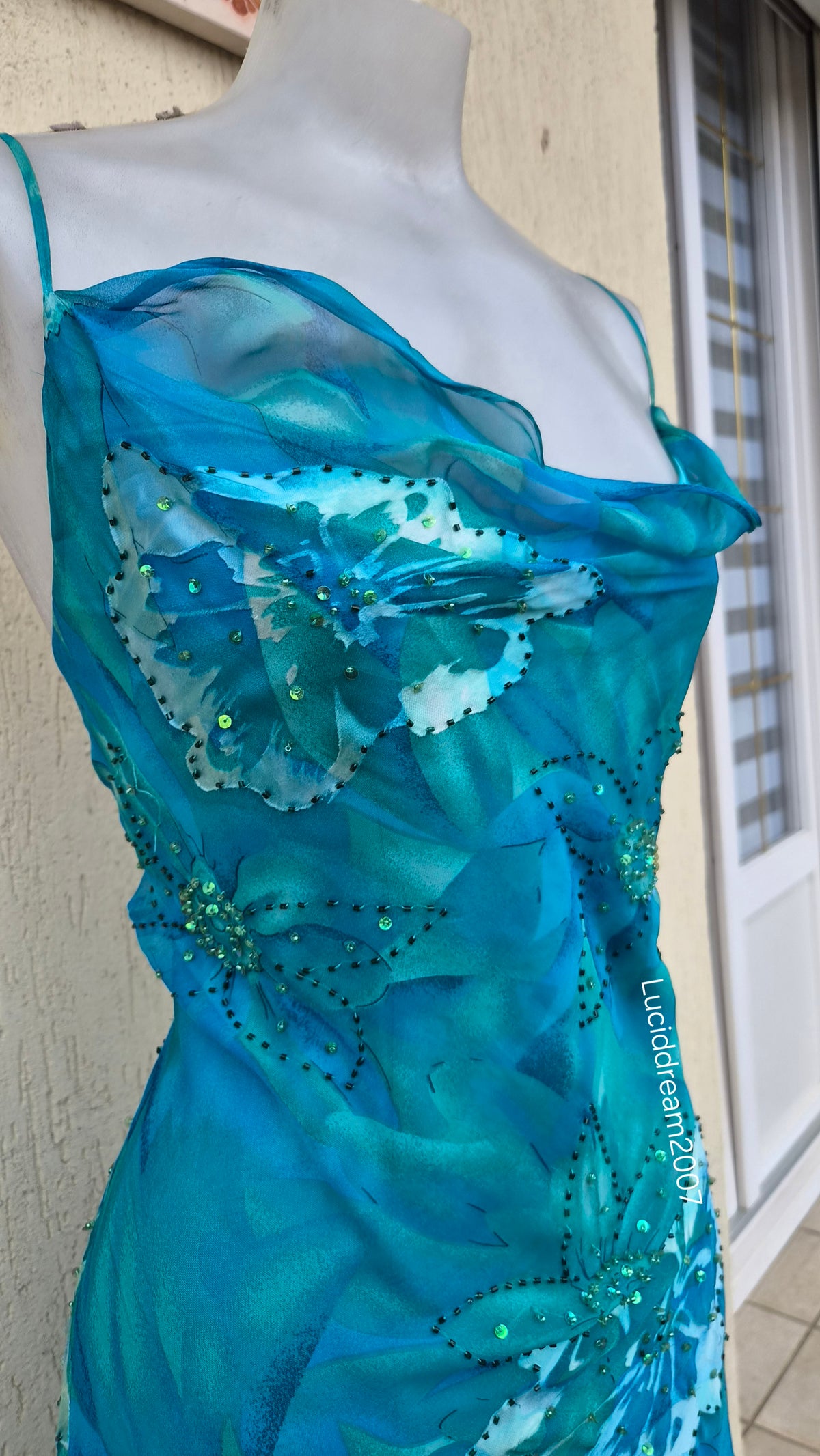 Robe en soie bleue brodée