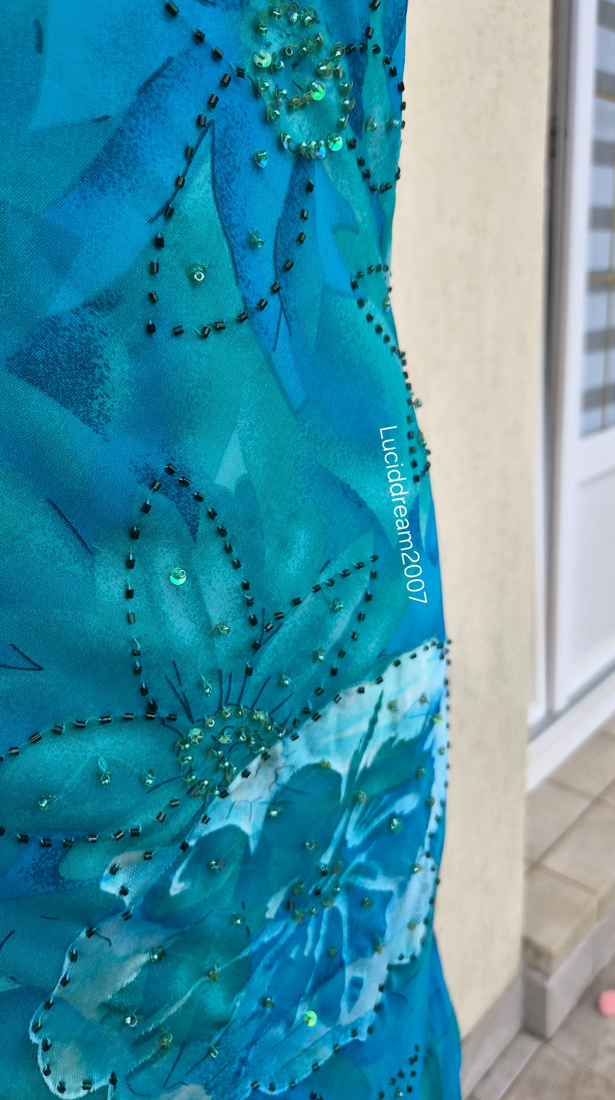 Robe en soie bleue brodée