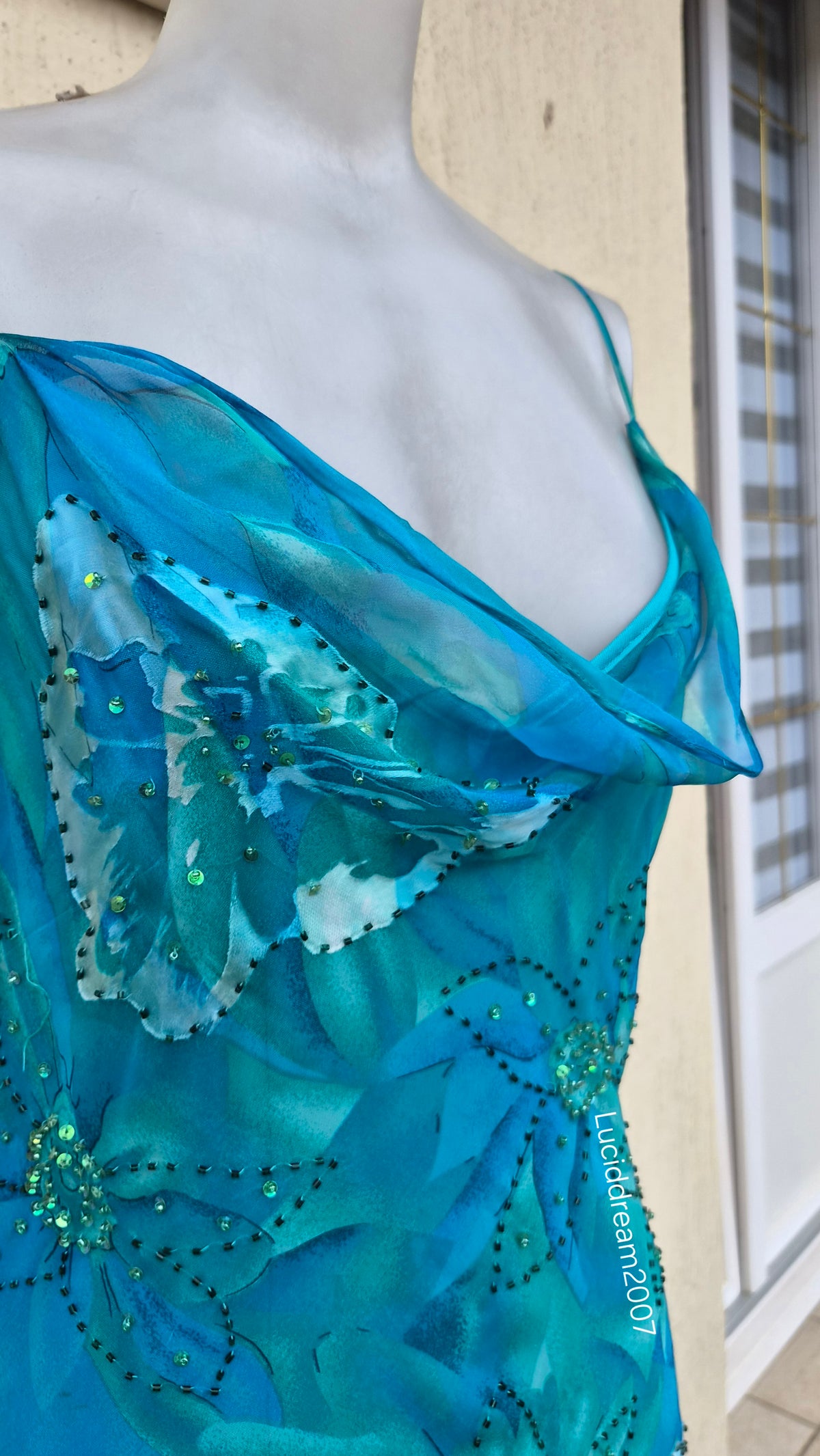 Robe en soie bleue brodée