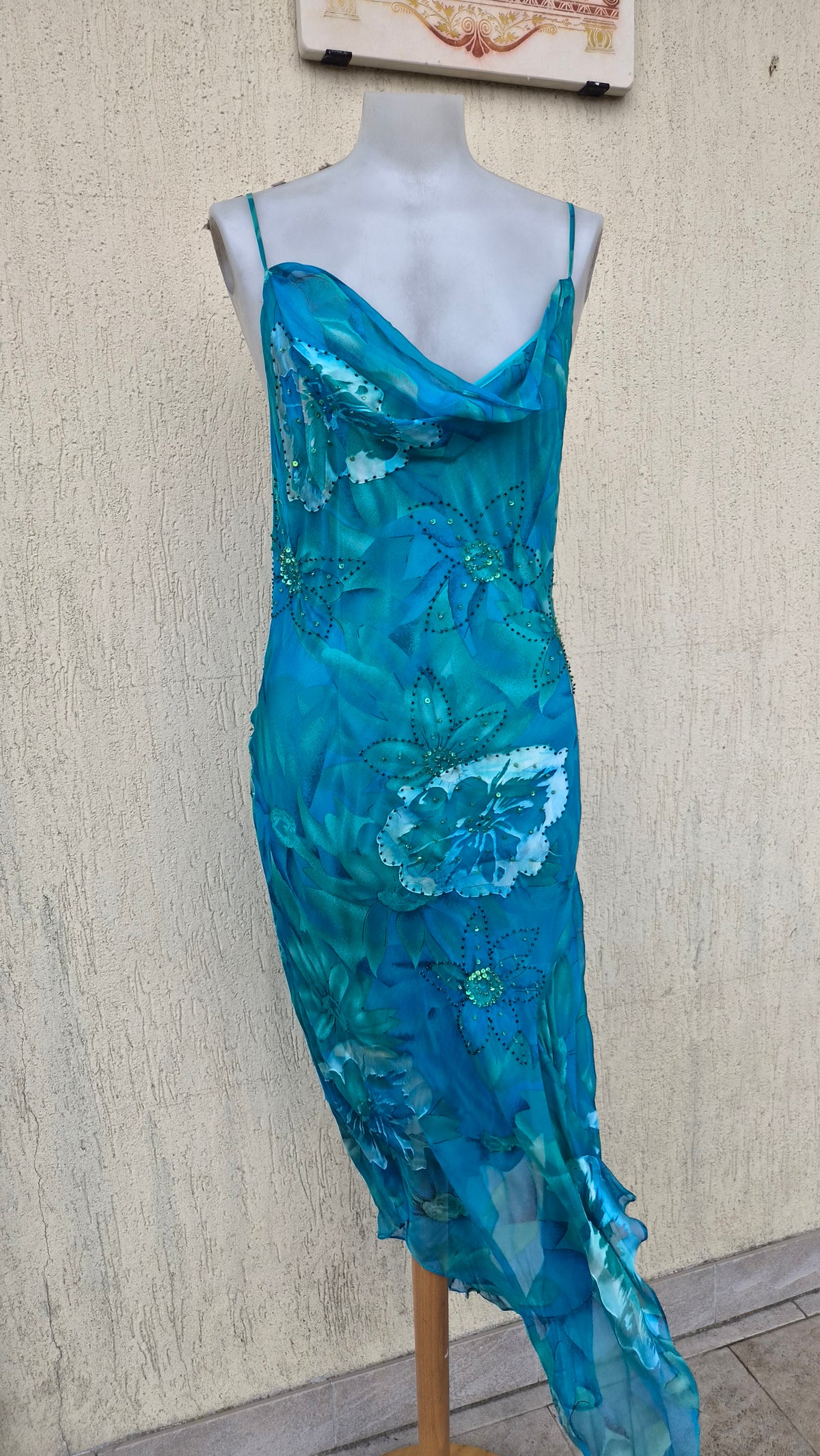 Robe en soie bleue brodée
