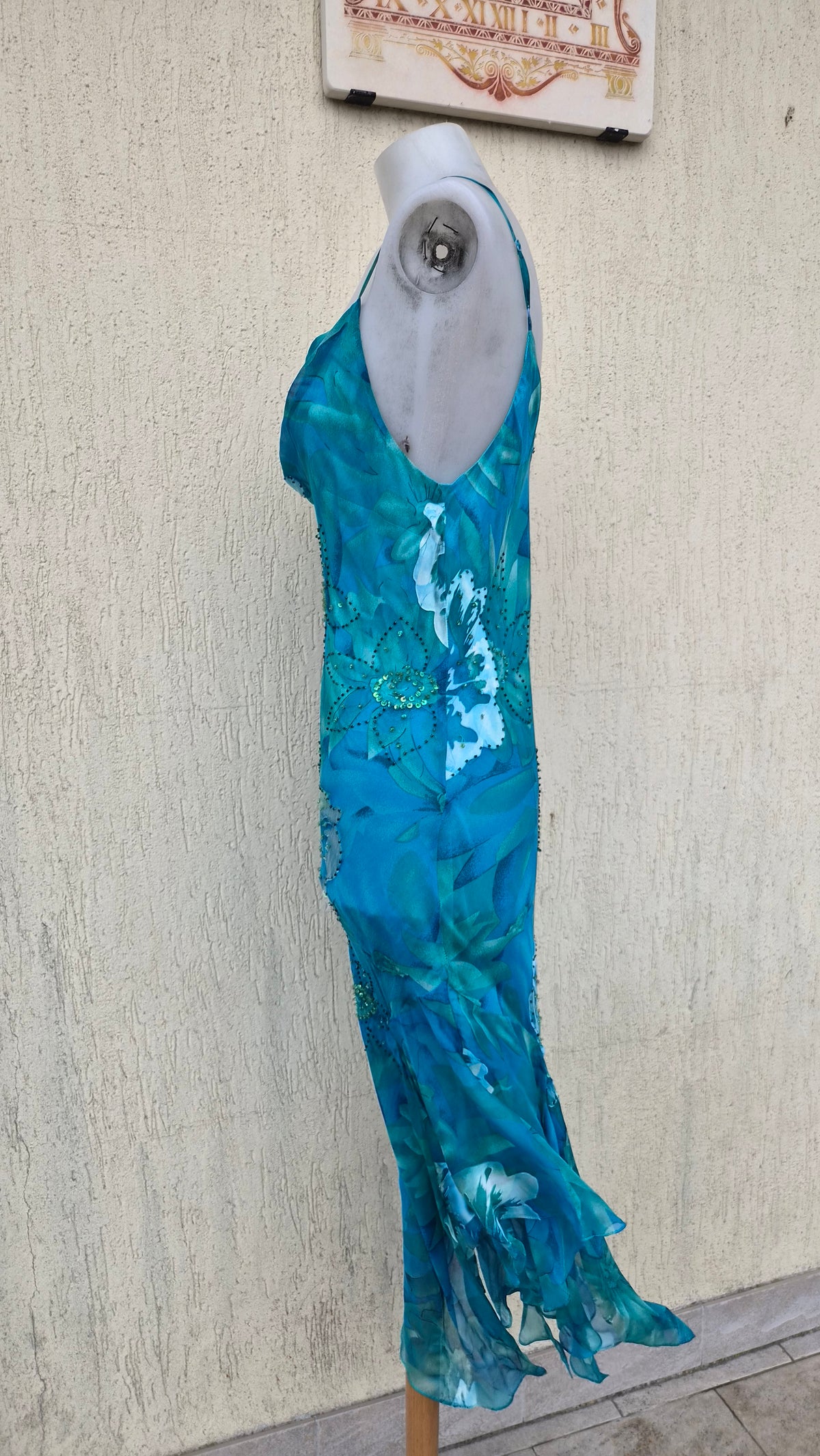 Robe en soie bleue brodée