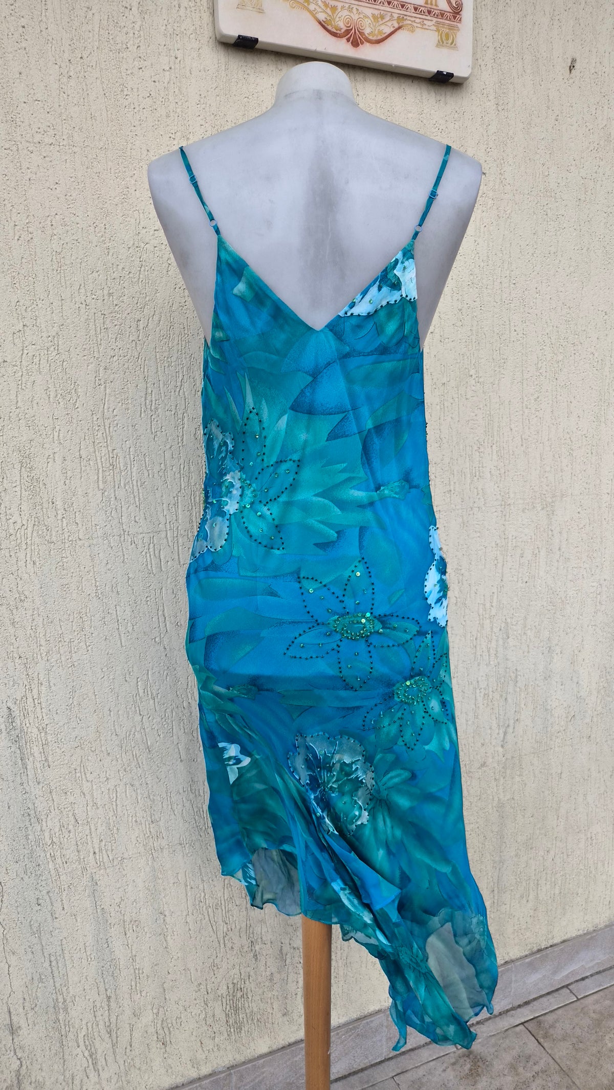 Robe en soie bleue brodée