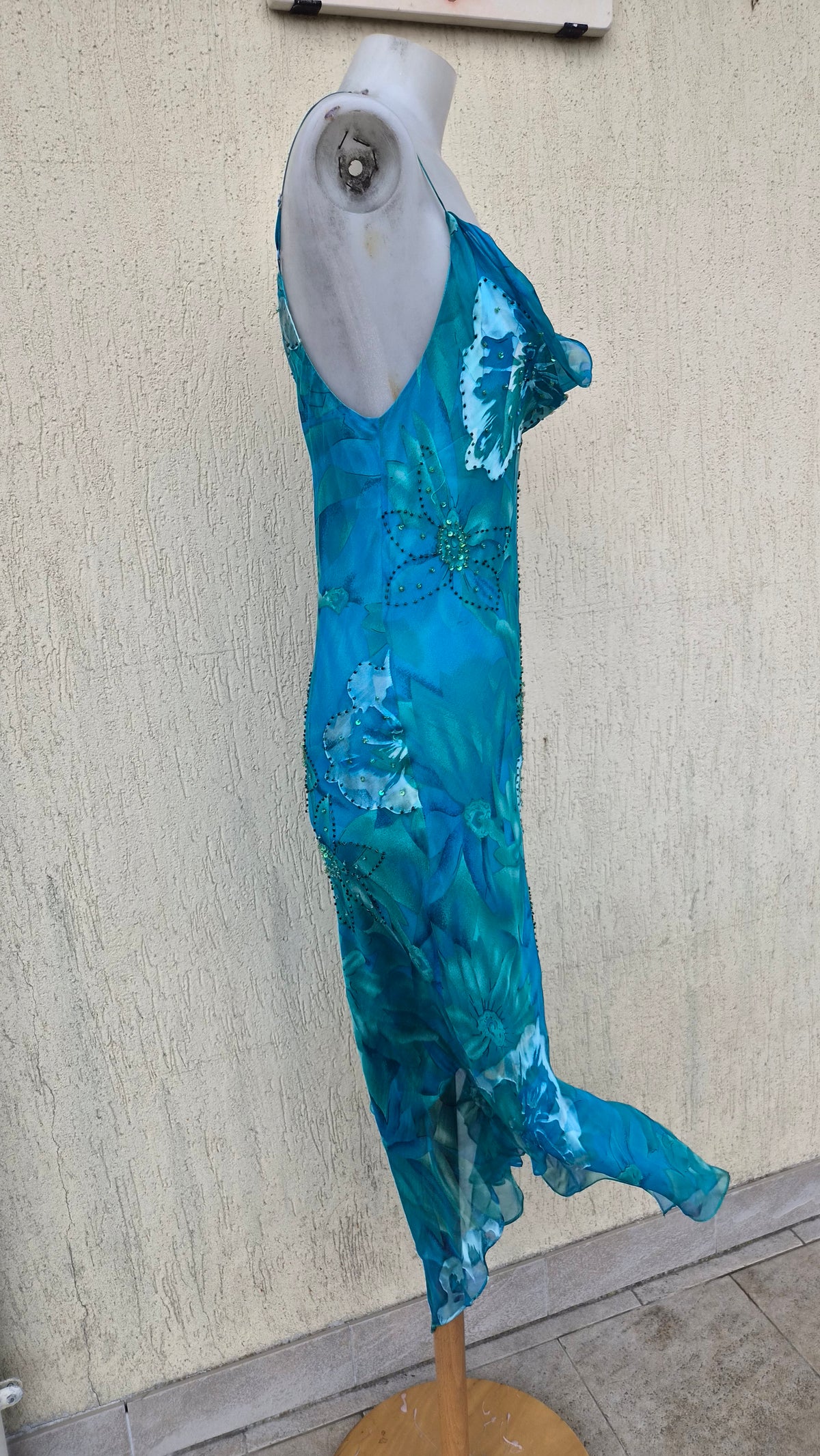 Robe en soie bleue brodée