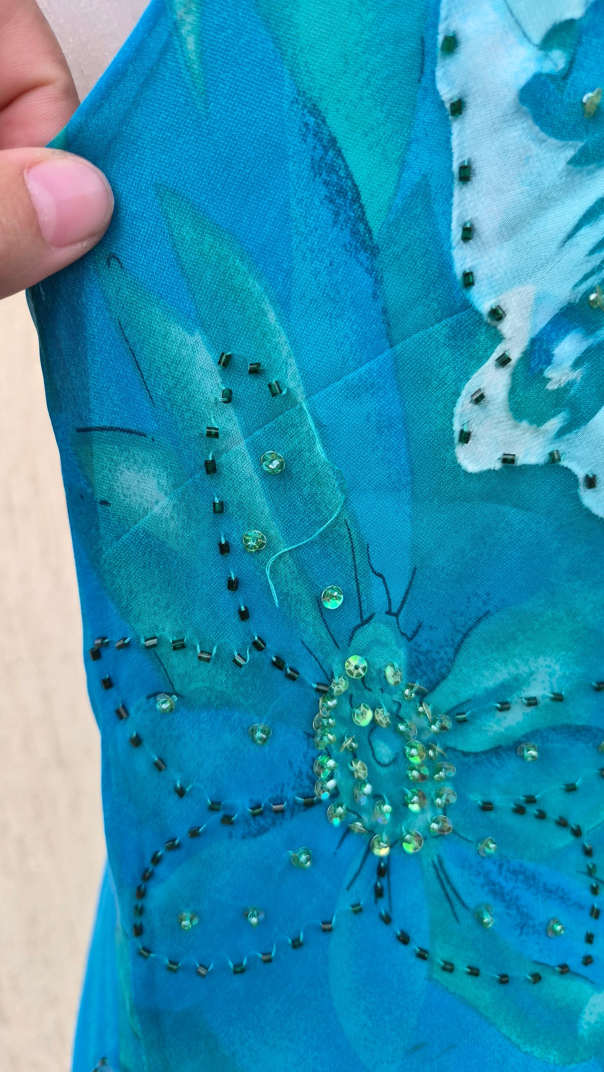 Robe en soie bleue brodée