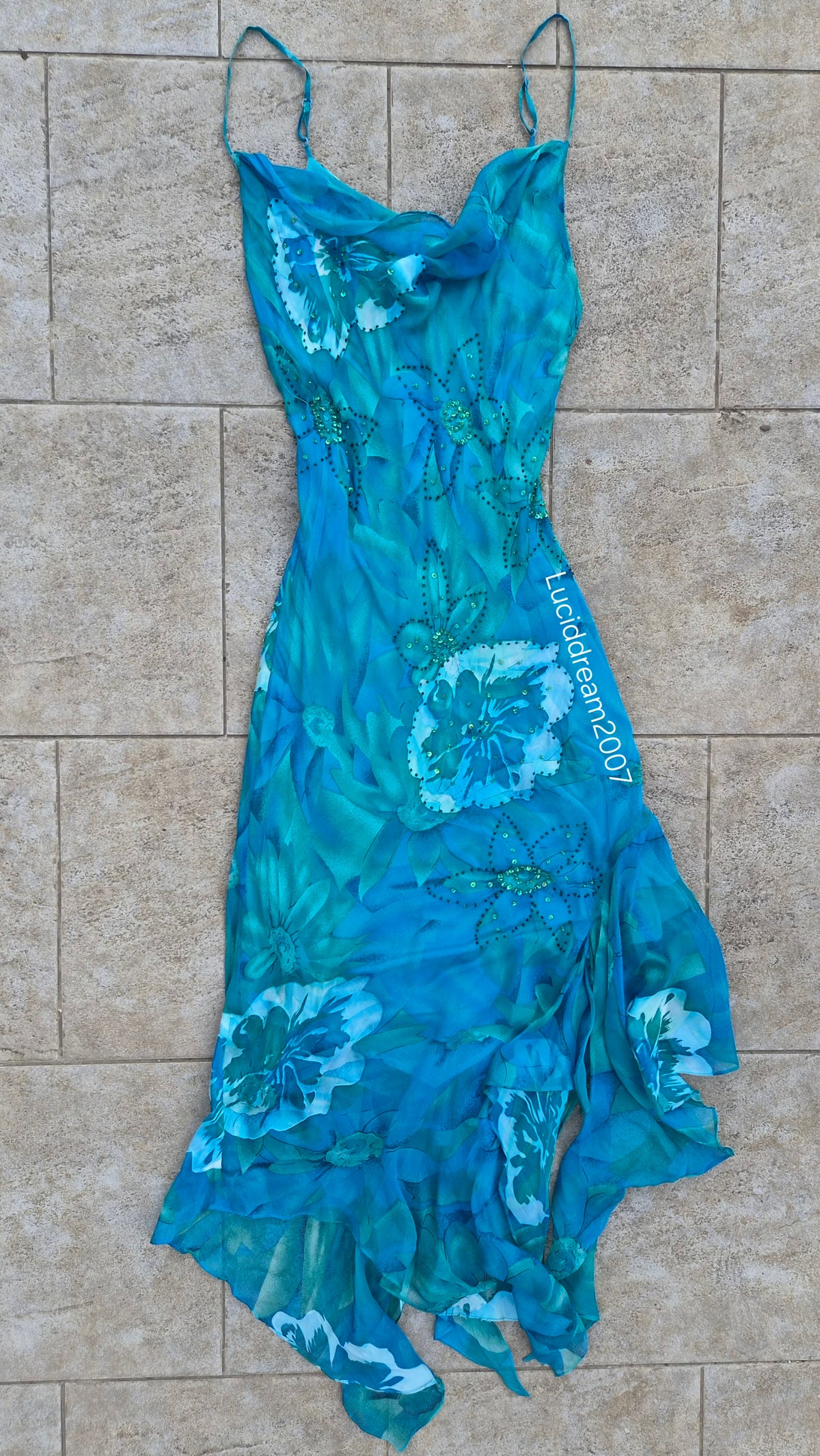 Robe en soie bleue brodée