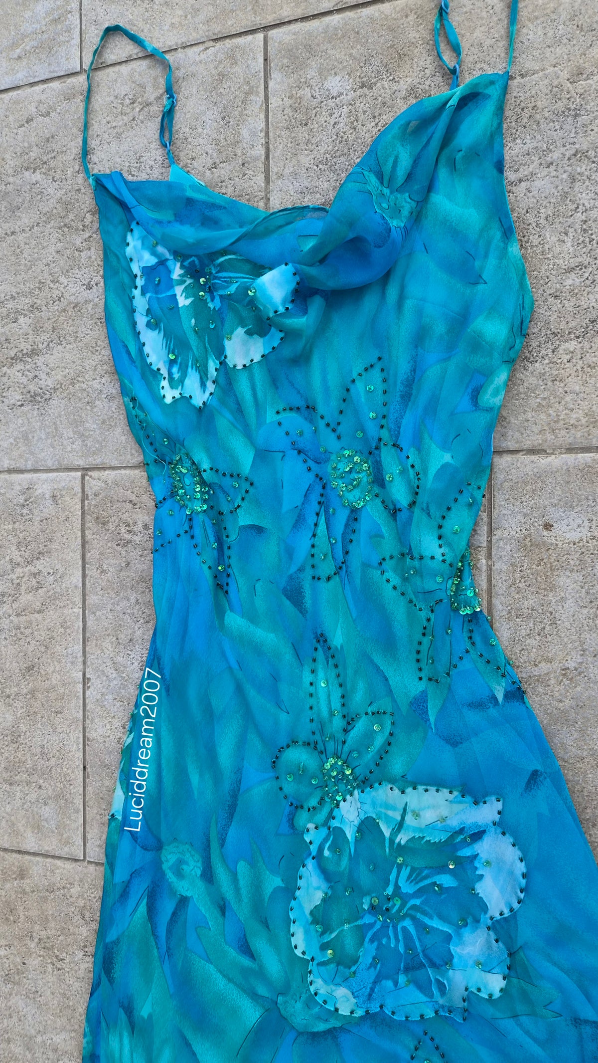 Robe en soie bleue brodée