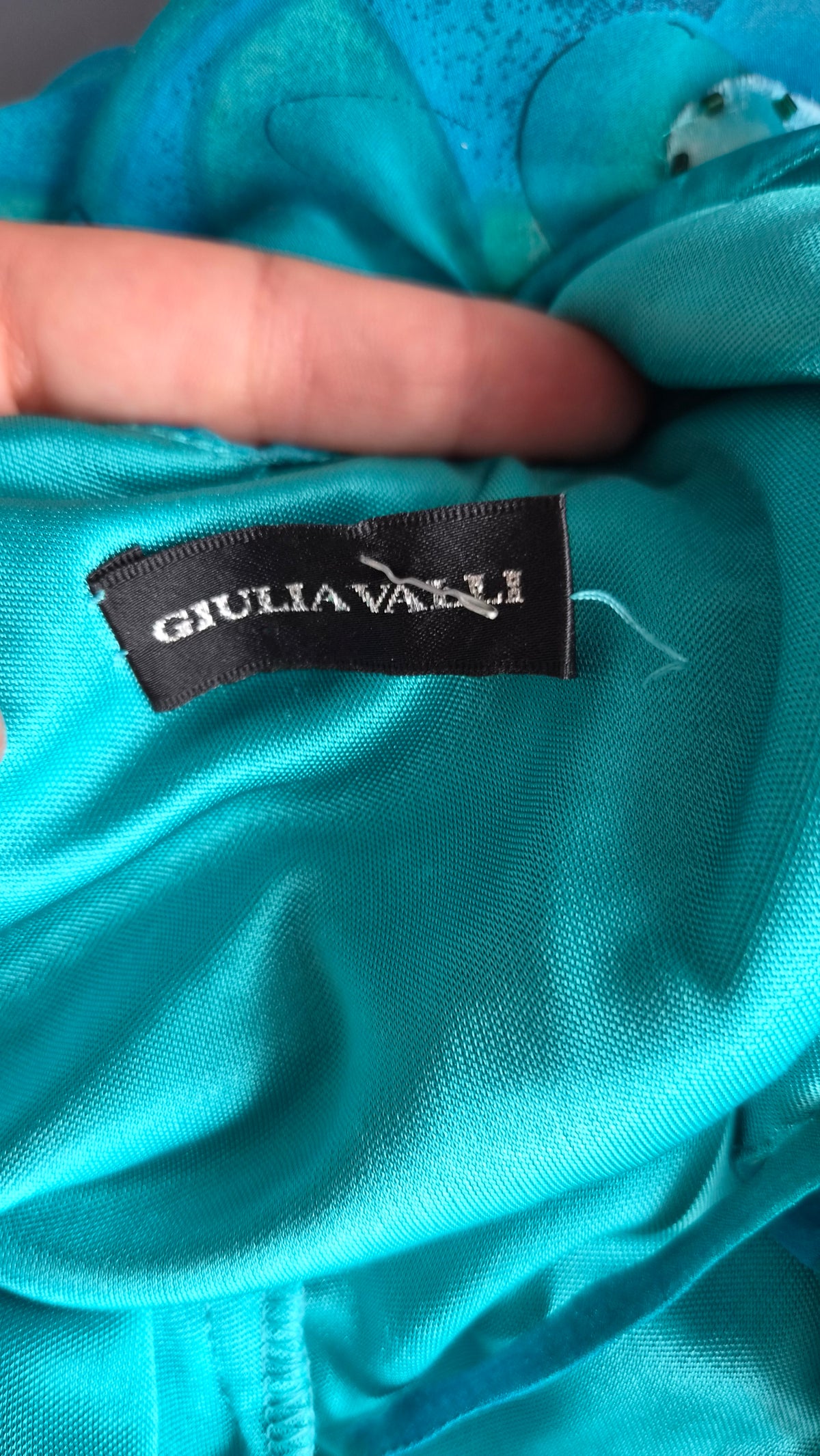 Robe en soie bleue brodée