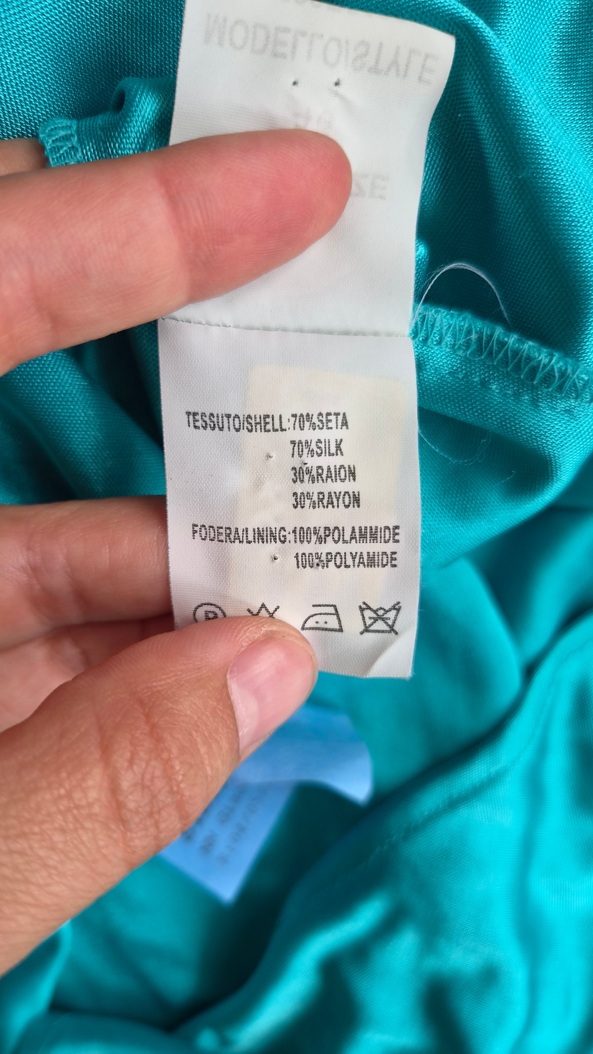 Robe en soie bleue brodée