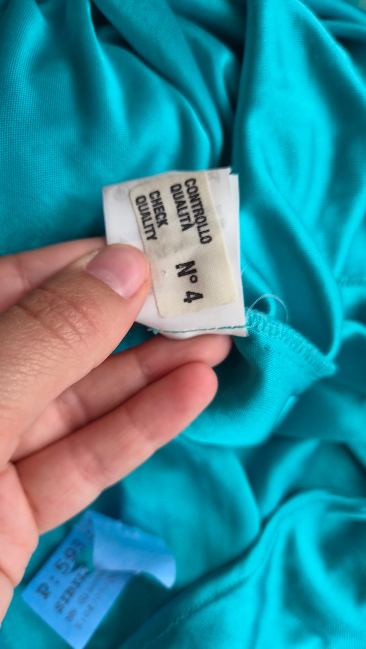 Robe en soie bleue brodée