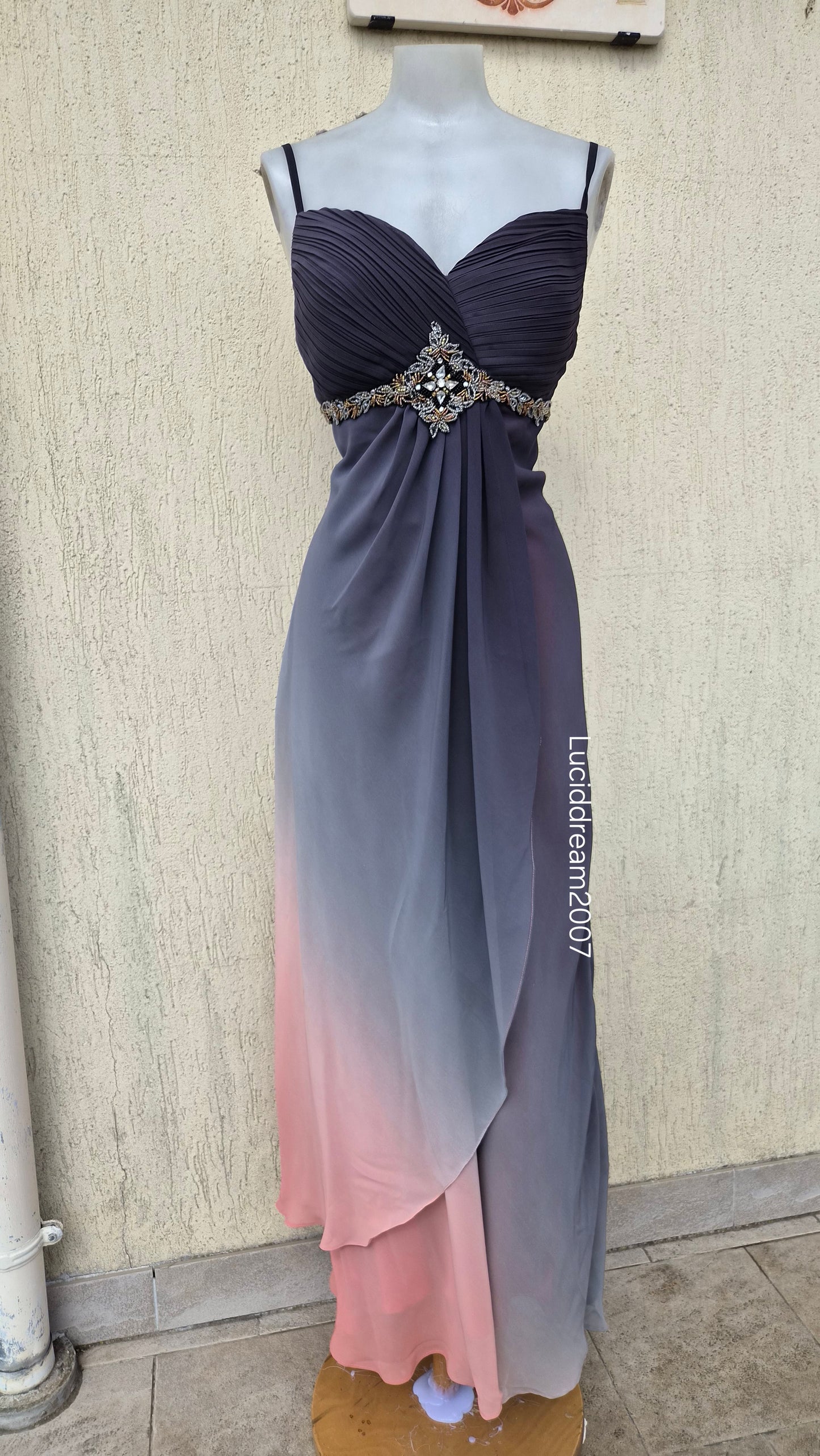 Robe tons gris et rose détails broderies
