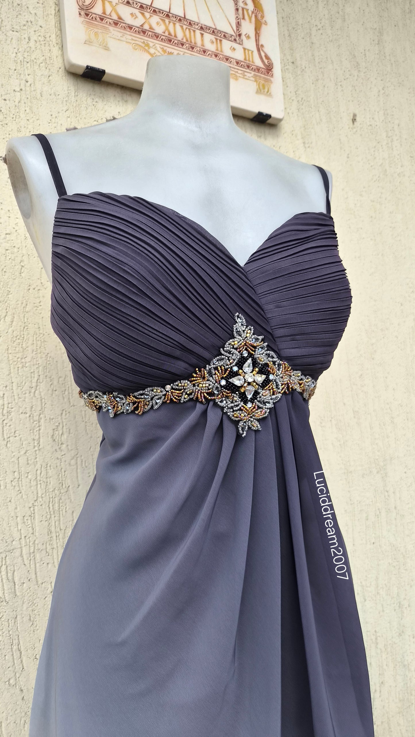Robe tons gris et rose détails broderies