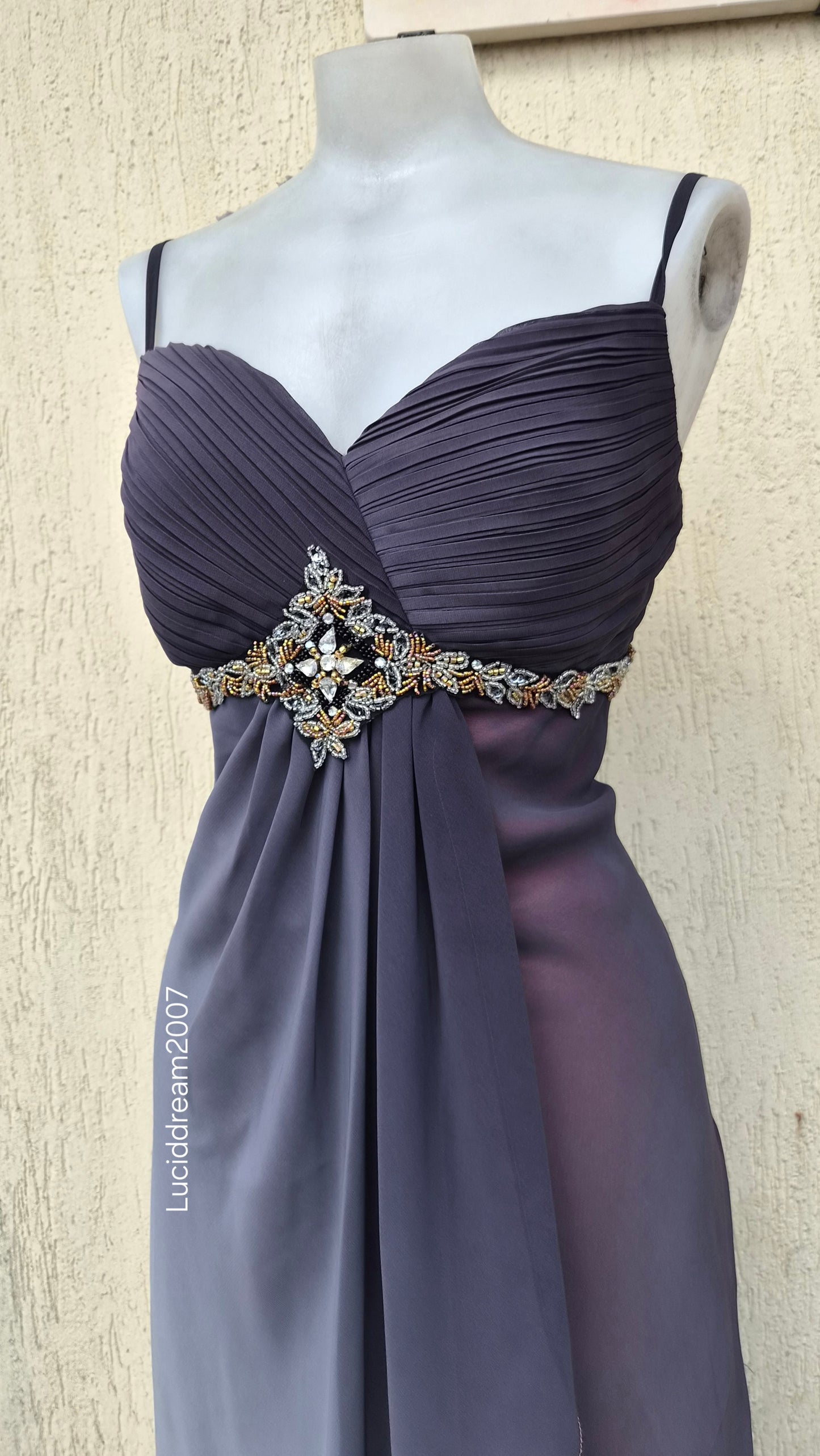 Robe tons gris et rose détails broderies