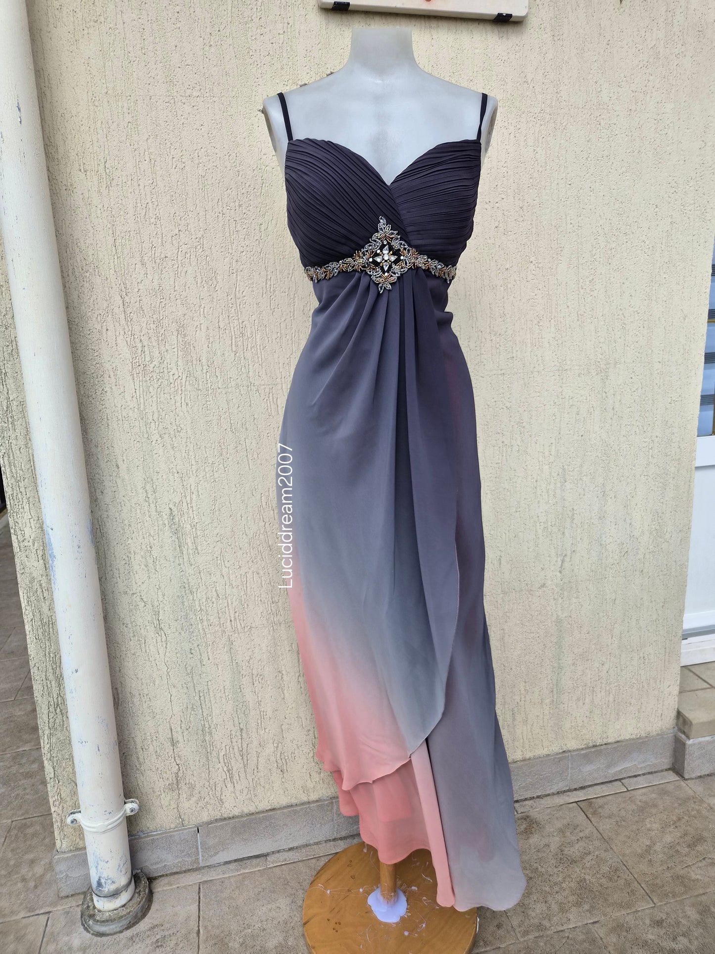 Robe tons gris et rose détails broderies