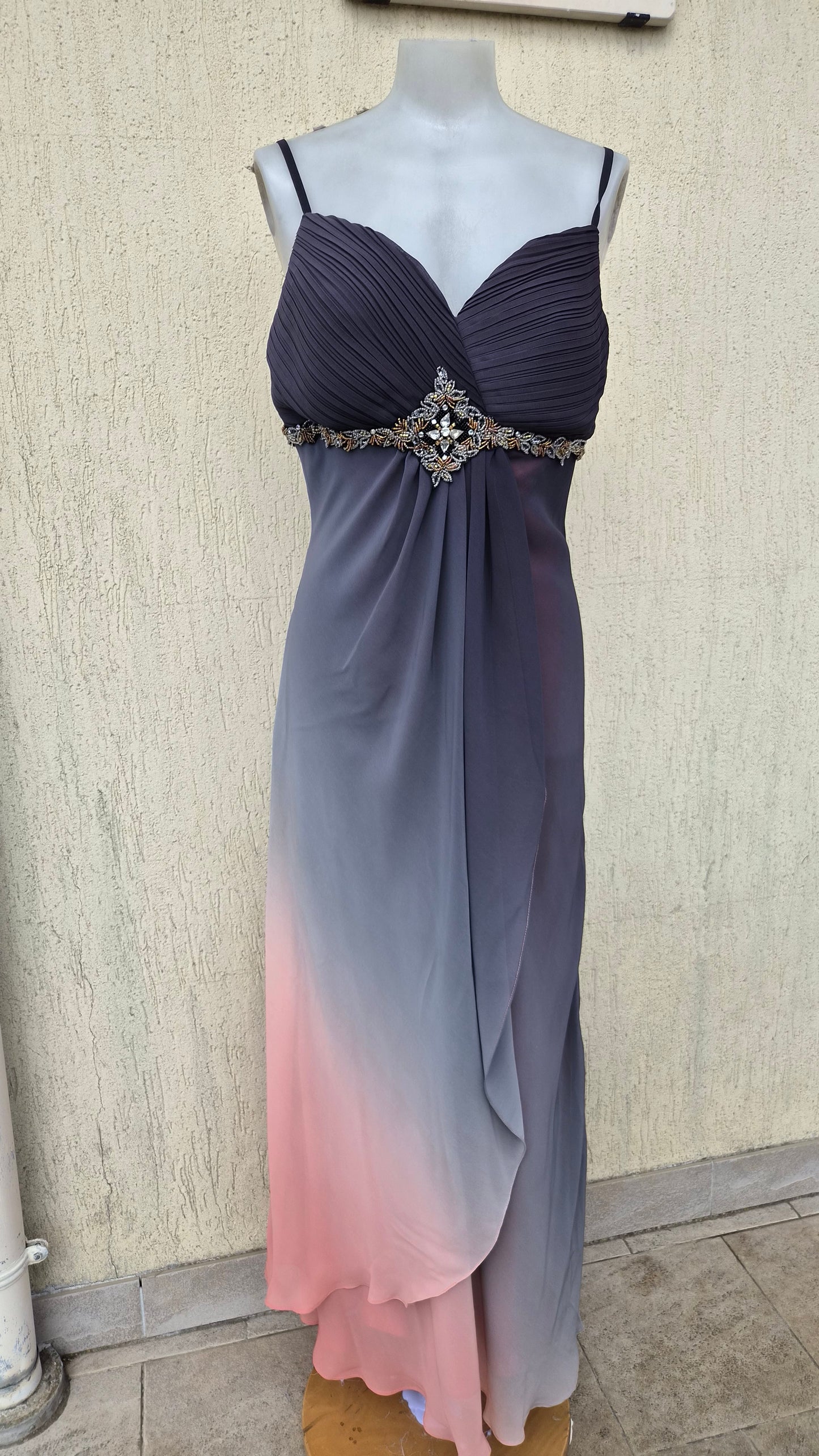 Robe tons gris et rose détails broderies